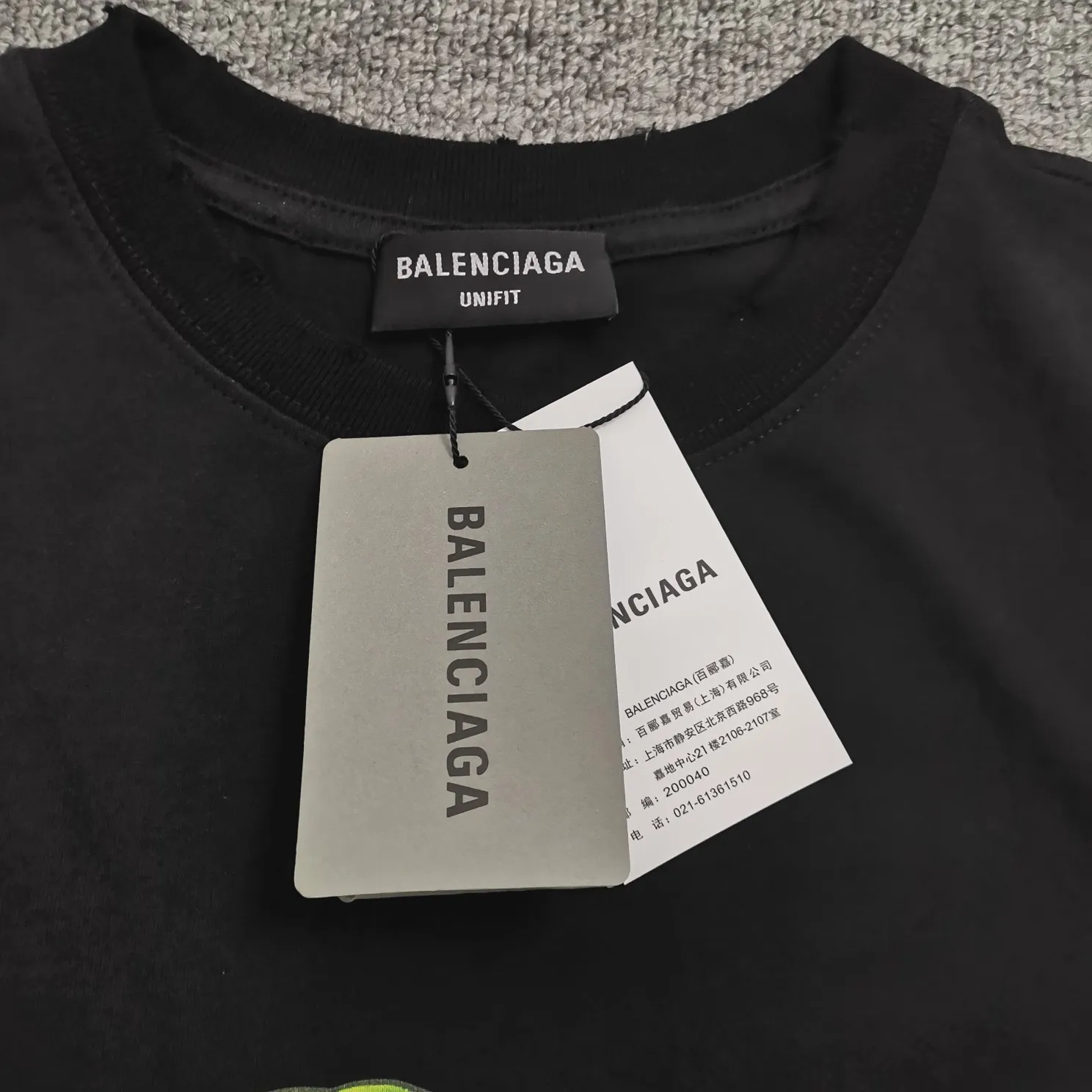 The strongest Balenciaga/Balenciaga Heavy Industry washed Hulk Marvel joint short-sleeved fabric is made of double yarn plain weave, 280g sweatshirt fabric; matched with 32S/1*2 fine cotton double yarn 1*1 rib, washed environmentally friendly dyed fabric, and the threads are in the same vat with no color difference.  The front printed green giant uses water-wash printing technology; it is made of imported environmentally friendly glue material (no odor) and mechanized printing technology. Mechanical printing has high precision, the positioning accuracy can reach ±0.02mm, the quality is stable, and the printing quality is clear, just like the photo. The body is washed and frayed and embroidered elements are added, which greatly increases the interest of the clothing; it has a unique visual effect. The special washing effect creates a unique aged effect. A unisex style that blurs the boundaries, with a classic dropped shoulder and oversize silhouette, and a loose and casual upper body. Color: Black Size: XS-L P:260