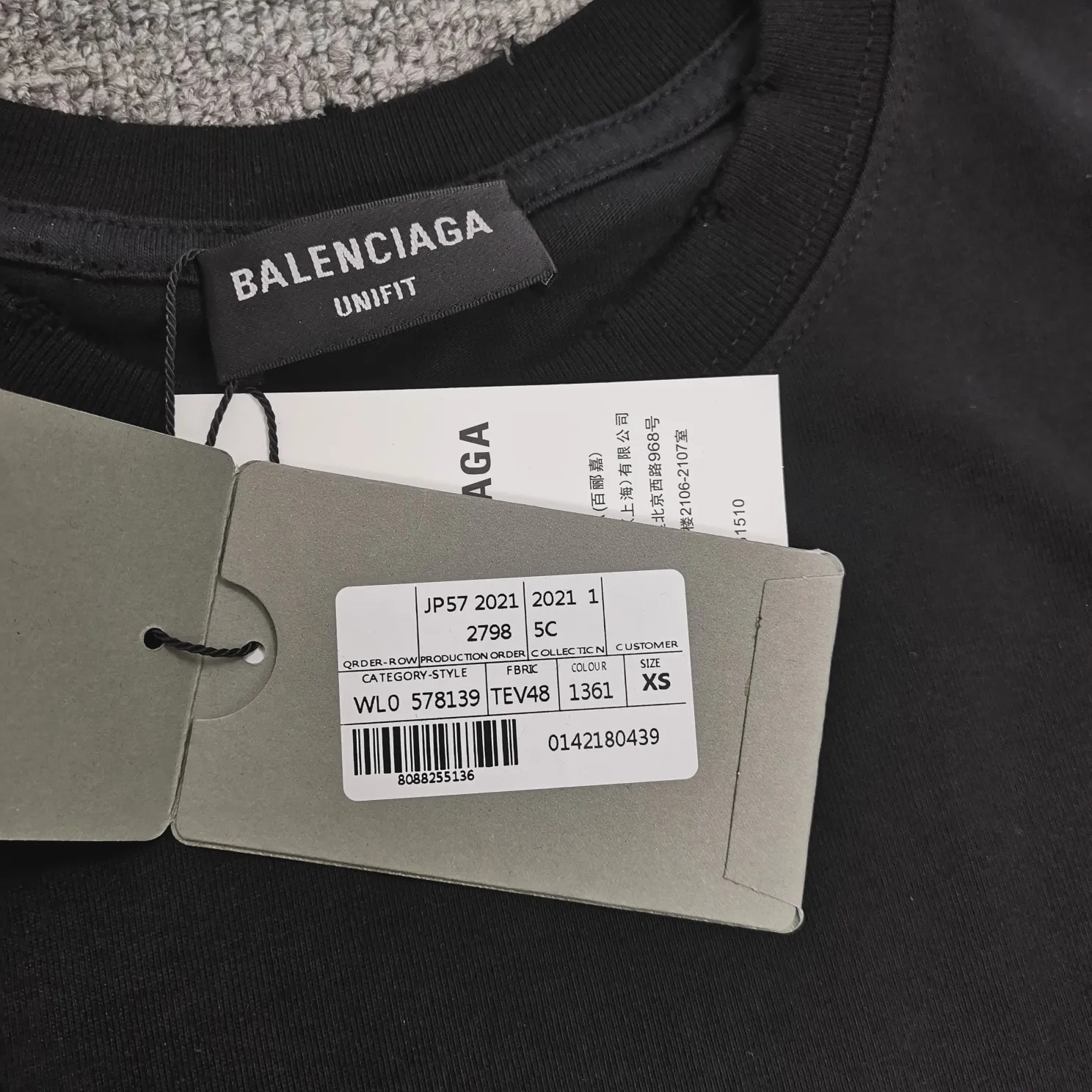 The strongest Balenciaga/Balenciaga Heavy Industry washed Hulk Marvel joint short-sleeved fabric is made of double yarn plain weave, 280g sweatshirt fabric; matched with 32S/1*2 fine cotton double yarn 1*1 rib, washed environmentally friendly dyed fabric, and the threads are in the same vat with no color difference.  The front printed green giant uses water-wash printing technology; it is made of imported environmentally friendly glue material (no odor) and mechanized printing technology. Mechanical printing has high precision, the positioning accuracy can reach ±0.02mm, the quality is stable, and the printing quality is clear, just like the photo. The body is washed and frayed and embroidered elements are added, which greatly increases the interest of the clothing; it has a unique visual effect. The special washing effect creates a unique aged effect. A unisex style that blurs the boundaries, with a classic dropped shoulder and oversize silhouette, and a loose and casual upper body. Color: Black Size: XS-L P:260