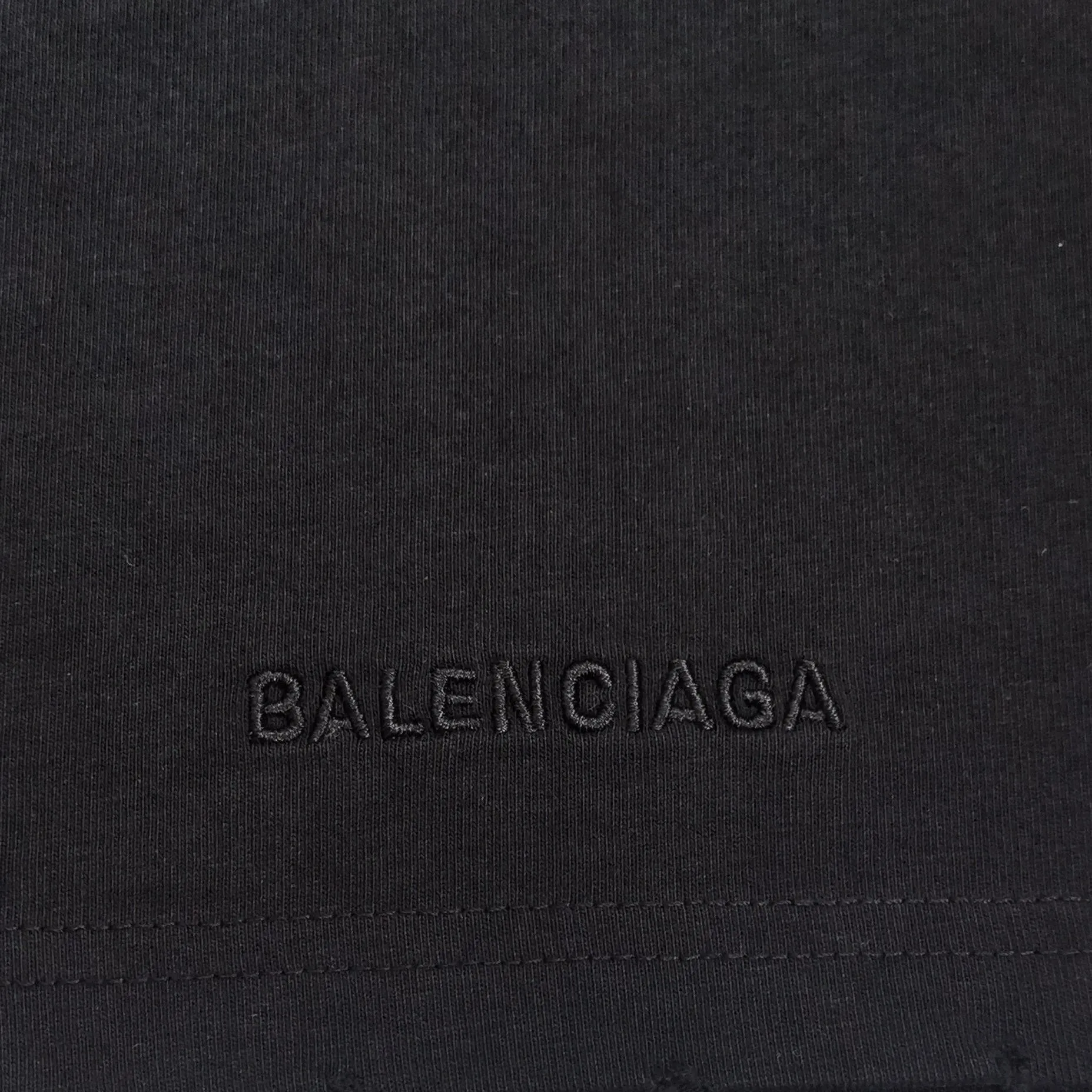 The strongest Balenciaga/Balenciaga Heavy Industry washed Hulk Marvel joint short-sleeved fabric is made of double yarn plain weave, 280g sweatshirt fabric; matched with 32S/1*2 fine cotton double yarn 1*1 rib, washed environmentally friendly dyed fabric, and the threads are in the same vat with no color difference.  The front printed green giant uses water-wash printing technology; it is made of imported environmentally friendly glue material (no odor) and mechanized printing technology. Mechanical printing has high precision, the positioning accuracy can reach ±0.02mm, the quality is stable, and the printing quality is clear, just like the photo. The body is washed and frayed and embroidered elements are added, which greatly increases the interest of the clothing; it has a unique visual effect. The special washing effect creates a unique aged effect. A unisex style that blurs the boundaries, with a classic dropped shoulder and oversize silhouette, and a loose and casual upper body. Color: Black Size: XS-L P:260