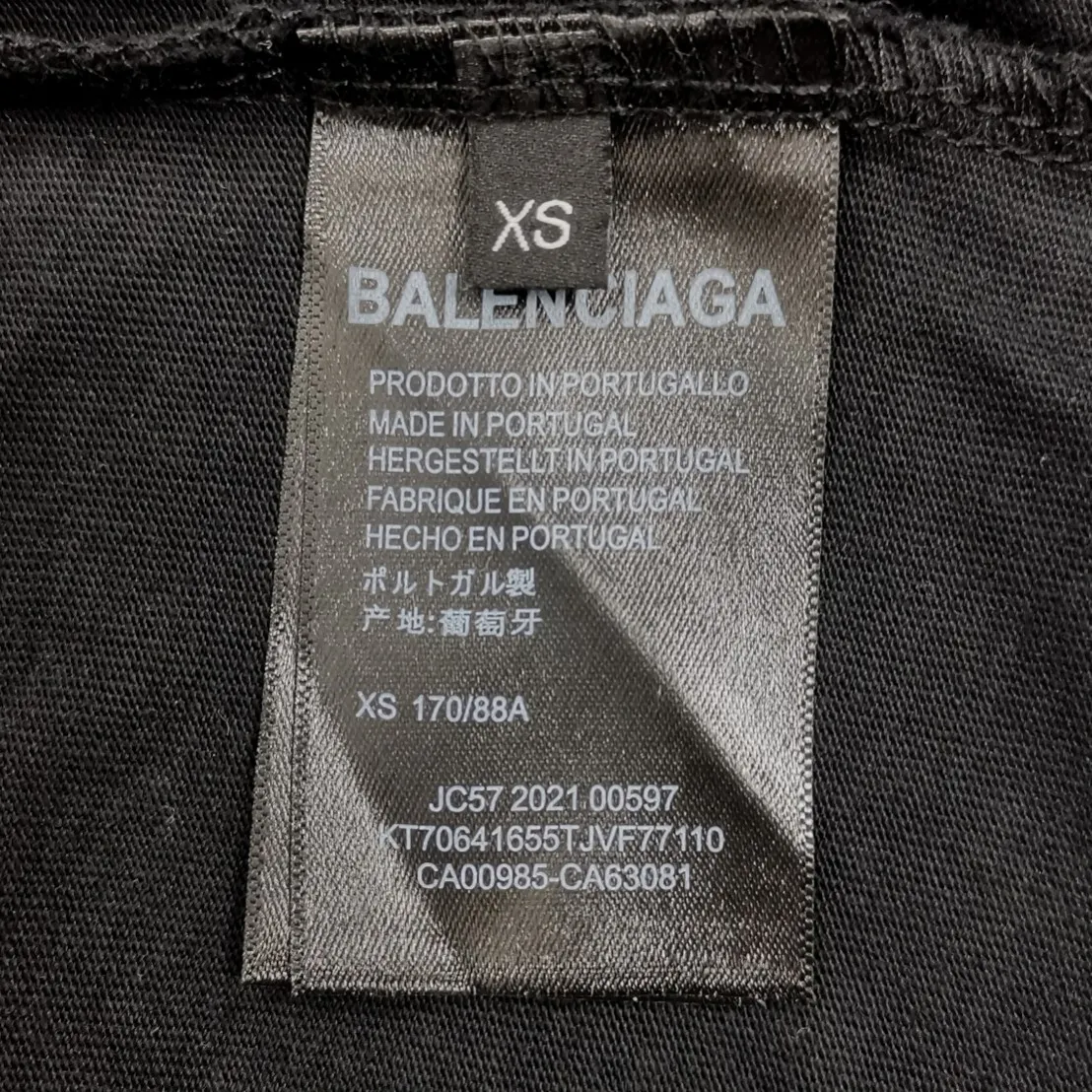 The strongest Balenciaga/Balenciaga Heavy Industry washed Hulk Marvel joint short-sleeved fabric is made of double yarn plain weave, 280g sweatshirt fabric; matched with 32S/1*2 fine cotton double yarn 1*1 rib, washed environmentally friendly dyed fabric, and the threads are in the same vat with no color difference.  The front printed green giant uses water-wash printing technology; it is made of imported environmentally friendly glue material (no odor) and mechanized printing technology. Mechanical printing has high precision, the positioning accuracy can reach ±0.02mm, the quality is stable, and the printing quality is clear, just like the photo. The body is washed and frayed and embroidered elements are added, which greatly increases the interest of the clothing; it has a unique visual effect. The special washing effect creates a unique aged effect. A unisex style that blurs the boundaries, with a classic dropped shoulder and oversize silhouette, and a loose and casual upper body. Color: Black Size: XS-L P:260