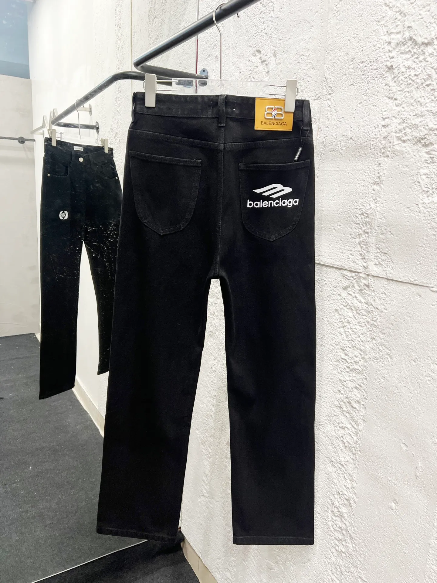 🅿️260 Style number: H892 Balenciaga & BALENCIAGA's new classic letter-printed logo jeans use unique technology to perfectly interpret the dreamlike colors of the Northern Lights. Each pair of jeans is unique and colorful, as if the mystery and beauty of the Northern Lights are worn on the body. The tie-dye process makes the color transition of the jeans natural and rich in layers, giving people an artistic visual enjoyment. Moreover, this process also makes the jeans softer and more comfortable, and they fit your body very well when worn, allowing you to show off your perfect body curves. They are made of high-quality denim fabric and carefully processed to have good wear resistance and durability. This new type of jeans uses tie-dye technology to interpret the dreamlike colors of the Northern Lights. It is not only fashionable and versatile, but also enhances your aura and becomes the focus of everyone's attention. Original goods, washed casual jeans, imported original washed stretch fabrics, comfortable and elastic, original hardware accessories decorated with logo, super correct version, extremely high grade, counter quality, fashionable and stylish upper body. The printing uses imported foam printing, customized buttons, YKK zippers. The complete set of accessories is customized in a one-to-one mold. Color: black size: 28-30-32-34-36 (s-xxl)