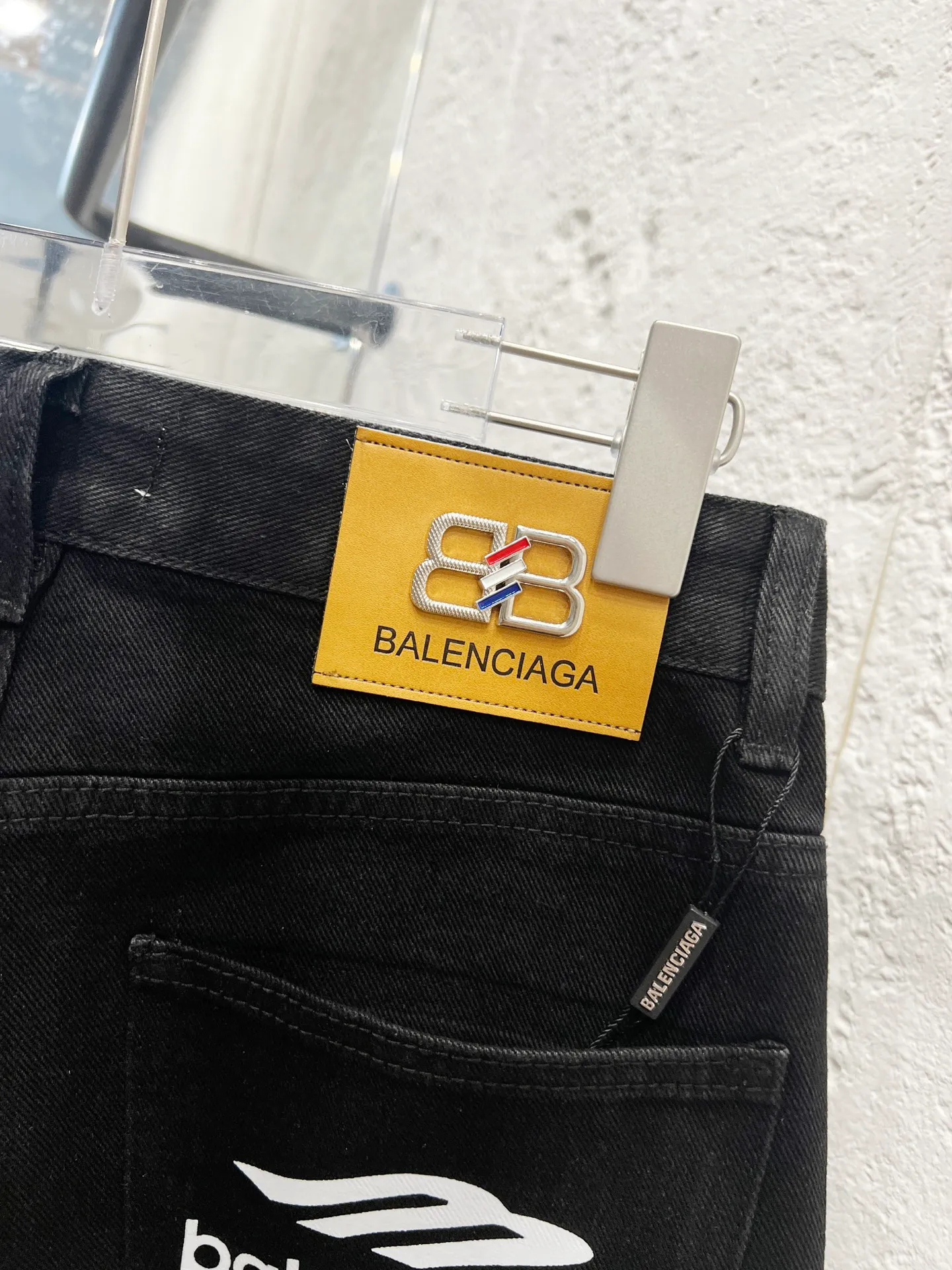 🅿️260 Style number: H892 Balenciaga & BALENCIAGA's new classic letter-printed logo jeans use unique technology to perfectly interpret the dreamlike colors of the Northern Lights. Each pair of jeans is unique and colorful, as if the mystery and beauty of the Northern Lights are worn on the body. The tie-dye process makes the color transition of the jeans natural and rich in layers, giving people an artistic visual enjoyment. Moreover, this process also makes the jeans softer and more comfortable, and they fit your body very well when worn, allowing you to show off your perfect body curves. They are made of high-quality denim fabric and carefully processed to have good wear resistance and durability. This new type of jeans uses tie-dye technology to interpret the dreamlike colors of the Northern Lights. It is not only fashionable and versatile, but also enhances your aura and becomes the focus of everyone's attention. Original goods, washed casual jeans, imported original washed stretch fabrics, comfortable and elastic, original hardware accessories decorated with logo, super correct version, extremely high grade, counter quality, fashionable and stylish upper body. The printing uses imported foam printing, customized buttons, YKK zippers. The complete set of accessories is customized in a one-to-one mold. Color: black size: 28-30-32-34-36 (s-xxl)