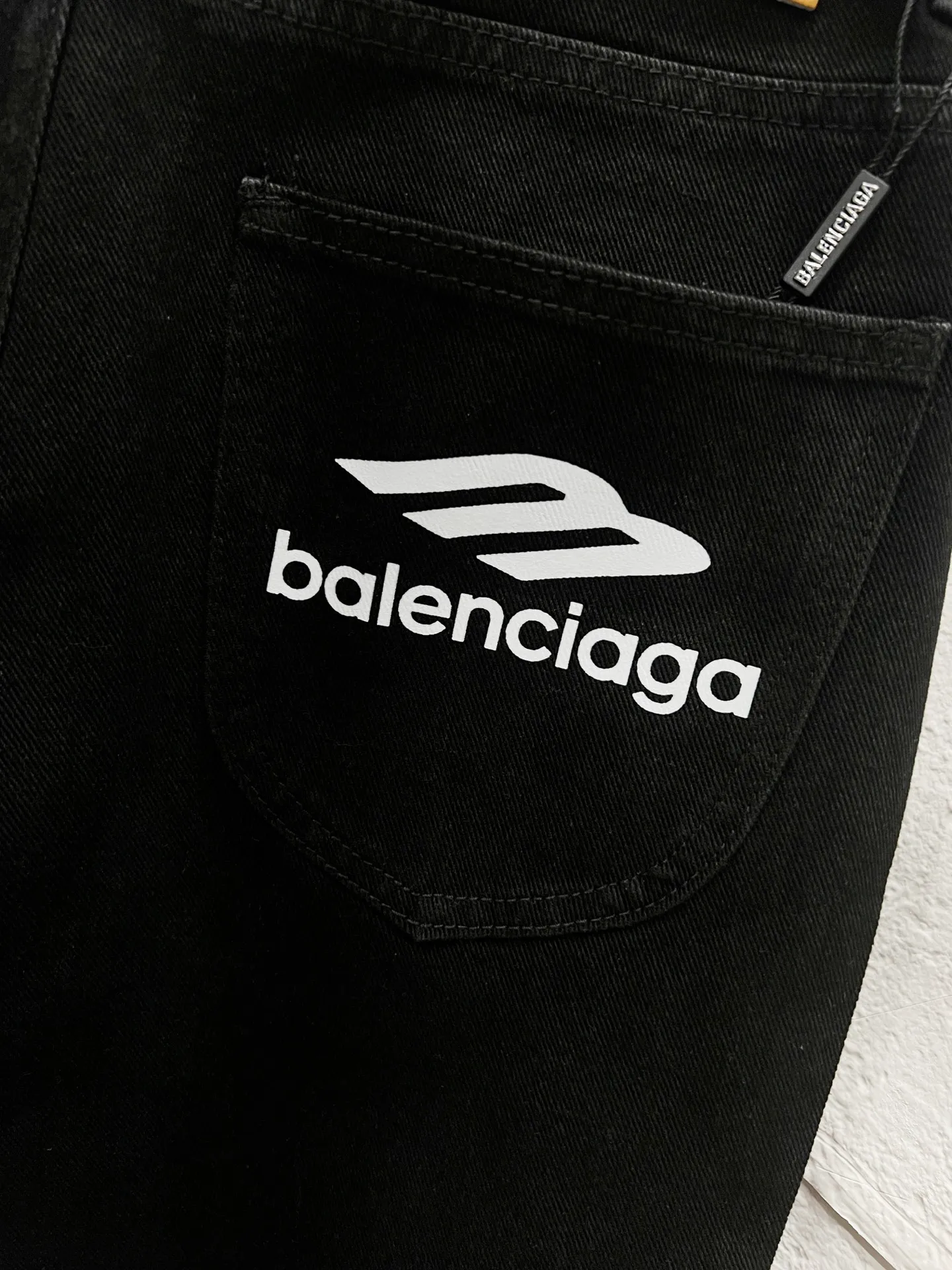 🅿️260 Style number: H892 Balenciaga & BALENCIAGA's new classic letter-printed logo jeans use unique technology to perfectly interpret the dreamlike colors of the Northern Lights. Each pair of jeans is unique and colorful, as if the mystery and beauty of the Northern Lights are worn on the body. The tie-dye process makes the color transition of the jeans natural and rich in layers, giving people an artistic visual enjoyment. Moreover, this process also makes the jeans softer and more comfortable, and they fit your body very well when worn, allowing you to show off your perfect body curves. They are made of high-quality denim fabric and carefully processed to have good wear resistance and durability. This new type of jeans uses tie-dye technology to interpret the dreamlike colors of the Northern Lights. It is not only fashionable and versatile, but also enhances your aura and becomes the focus of everyone's attention. Original goods, washed casual jeans, imported original washed stretch fabrics, comfortable and elastic, original hardware accessories decorated with logo, super correct version, extremely high grade, counter quality, fashionable and stylish upper body. The printing uses imported foam printing, customized buttons, YKK zippers. The complete set of accessories is customized in a one-to-one mold. Color: black size: 28-30-32-34-36 (s-xxl)