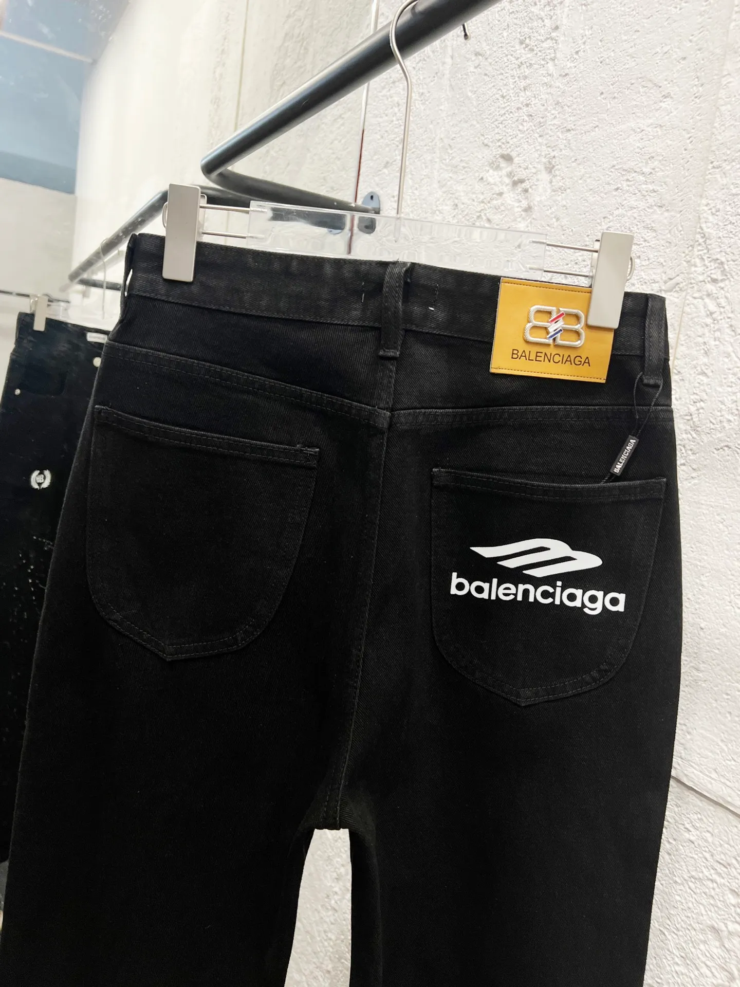🅿️260 Style number: H892 Balenciaga & BALENCIAGA's new classic letter-printed logo jeans use unique technology to perfectly interpret the dreamlike colors of the Northern Lights. Each pair of jeans is unique and colorful, as if the mystery and beauty of the Northern Lights are worn on the body. The tie-dye process makes the color transition of the jeans natural and rich in layers, giving people an artistic visual enjoyment. Moreover, this process also makes the jeans softer and more comfortable, and they fit your body very well when worn, allowing you to show off your perfect body curves. They are made of high-quality denim fabric and carefully processed to have good wear resistance and durability. This new type of jeans uses tie-dye technology to interpret the dreamlike colors of the Northern Lights. It is not only fashionable and versatile, but also enhances your aura and becomes the focus of everyone's attention. Original goods, washed casual jeans, imported original washed stretch fabrics, comfortable and elastic, original hardware accessories decorated with logo, super correct version, extremely high grade, counter quality, fashionable and stylish upper body. The printing uses imported foam printing, customized buttons, YKK zippers. The complete set of accessories is customized in a one-to-one mold. Color: black size: 28-30-32-34-36 (s-xxl)