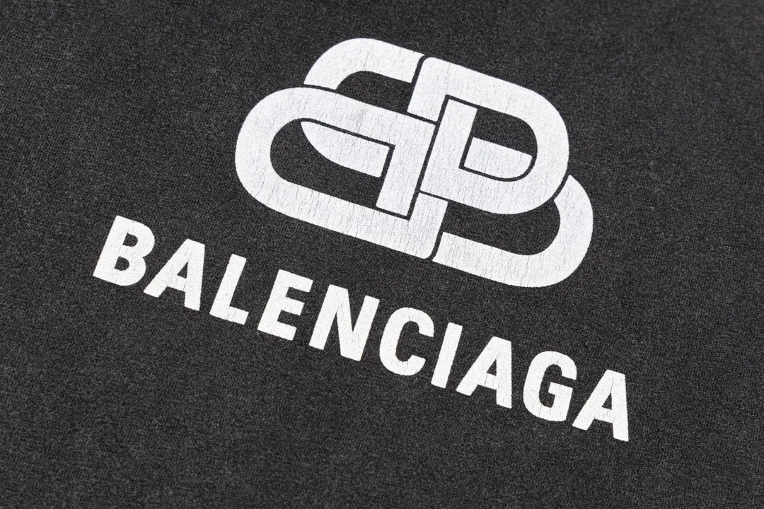 🅿️170 Detailed picture [Top version. Official website quality] BALENCI*GA/Paris BALENCI*GA#Classic LOGO lock printed washed short-sleeved T-shirt. Brick cabinet synchronization. The fabric is made of Paris ZP custom-woven and dyed 100% cotton double yarn compact cotton. The weight is 260 grams. The cloth surface is clean. The cloth pattern is clear. Soft and comfortable. The color fastness is good. It is not easy to change color. The threads are woven and dyed with no color difference. The printing uses imported environmentally friendly glue, which has a three-dimensional effect and no burrs. Restore brick cabinet. The version adopts OS loose shoulder version. Same style for men and women. Code: BL223052 Color: washed black Size: XS S M L