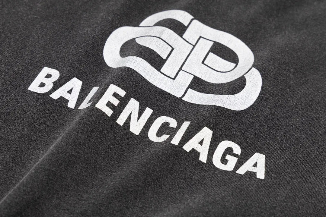 🅿️170 Detailed picture [Top version. Official website quality] BALENCI*GA/Paris BALENCI*GA#Classic LOGO lock printed washed short-sleeved T-shirt. Brick cabinet synchronization. The fabric is made of Paris ZP custom-woven and dyed 100% cotton double yarn compact cotton. The weight is 260 grams. The cloth surface is clean. The cloth pattern is clear. Soft and comfortable. The color fastness is good. It is not easy to change color. The threads are woven and dyed with no color difference. The printing uses imported environmentally friendly glue, which has a three-dimensional effect and no burrs. Restore brick cabinet. The version adopts OS loose shoulder version. Same style for men and women. Code: BL223052 Color: washed black Size: XS S M L