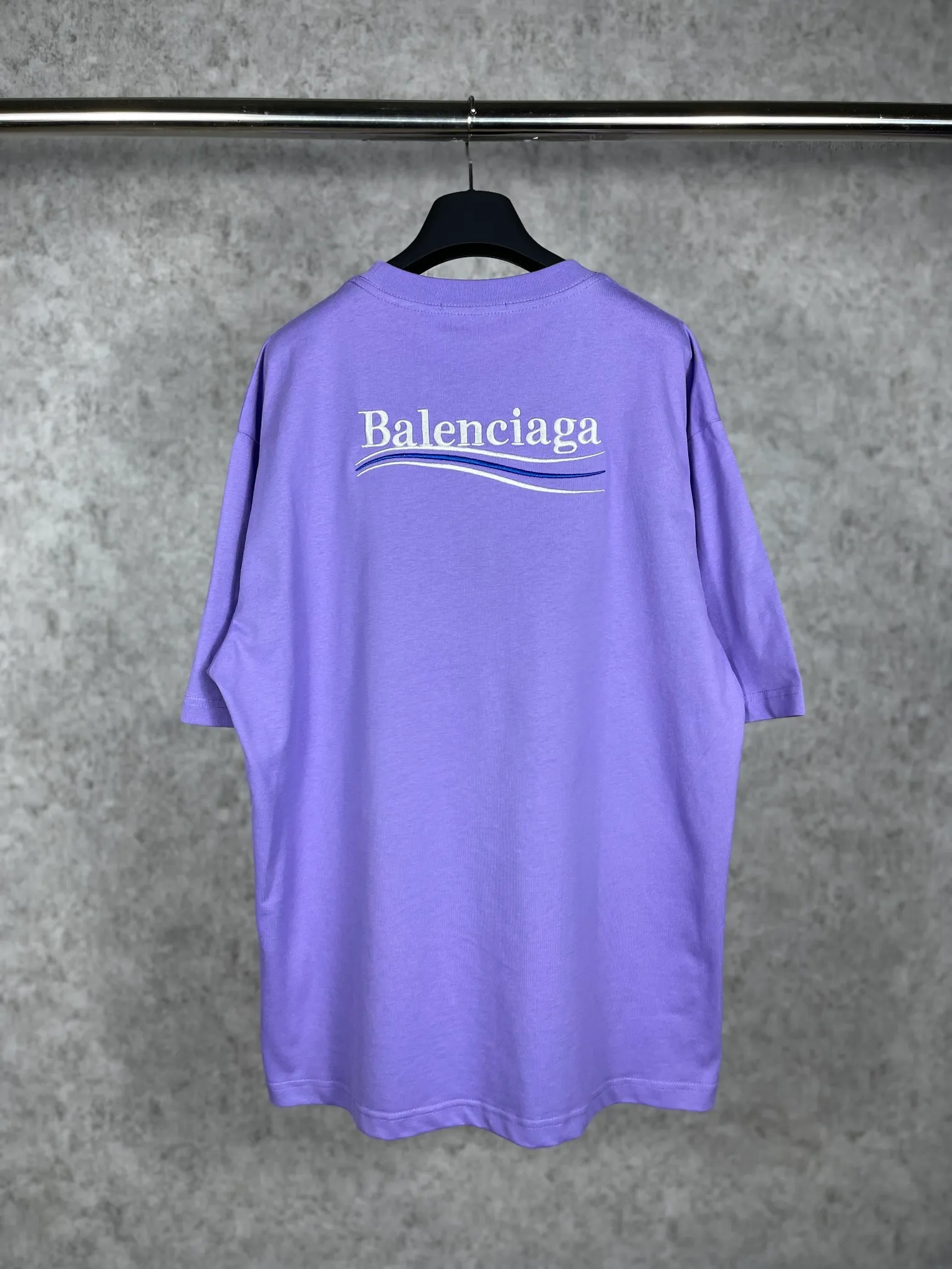 🅿️166 Real photos [Top version. Official website quality] BALENCI*GA/Paris#Classic.Coke embroidered short-sleeved T-shirt# The fabric is made of Paris ZP custom-woven and dyed cotton double yarn. Weighing 260 grams, the cloth surface is clean. The cloth pattern is clear, soft and comfortable. The threads are dyed with no color difference. The classic pattern embroidery uses an imported embroidery machine, and the embroidery thread color is embroidered according to the original color. It is produced according to the pictures in the special market. The letters are clear. The three-dimensional effect is strong. The version adopts the OS loose shoulder version. The same style for men and women. Coding: BL223028 Color: black. White. Dark gray. Brown. Light green. Purple. Off-white. Size: XS S M L