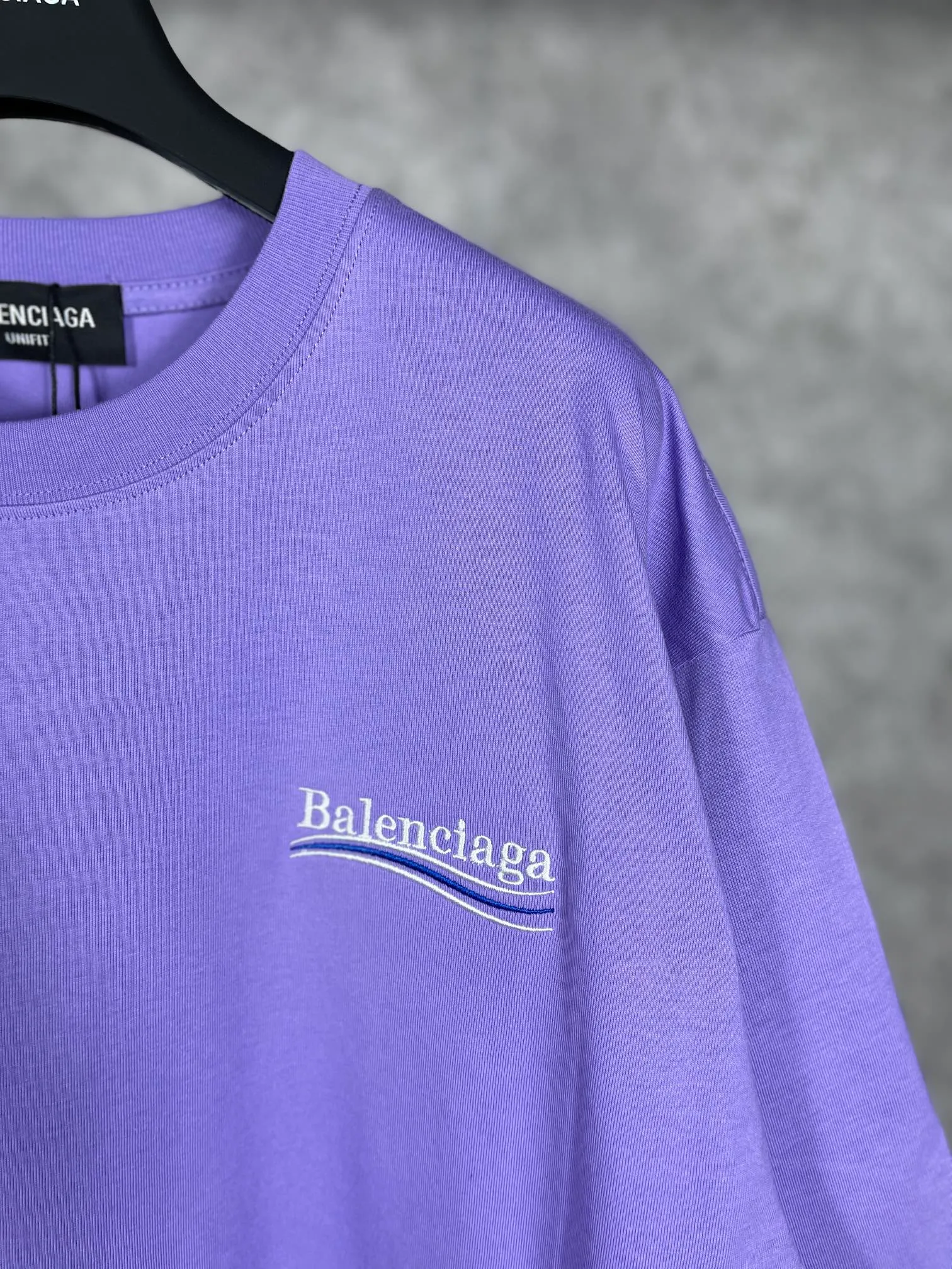 🅿️166 Real photos [Top version. Official website quality] BALENCI*GA/Paris#Classic.Coke embroidered short-sleeved T-shirt# The fabric is made of Paris ZP custom-woven and dyed cotton double yarn. Weighing 260 grams, the cloth surface is clean. The cloth pattern is clear, soft and comfortable. The threads are dyed with no color difference. The classic pattern embroidery uses an imported embroidery machine, and the embroidery thread color is embroidered according to the original color. It is produced according to the pictures in the special market. The letters are clear. The three-dimensional effect is strong. The version adopts the OS loose shoulder version. The same style for men and women. Coding: BL223028 Color: black. White. Dark gray. Brown. Light green. Purple. Off-white. Size: XS S M L