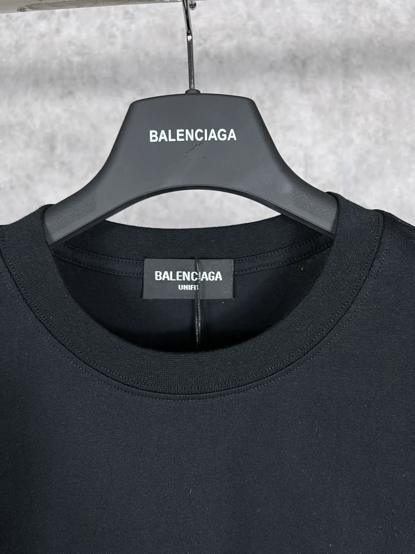 🅿️166 Real photos [Top version. Official website quality] BALENCI*GA/Paris#Classic, Coke printed short-sleeved T-shirt# The fabric is made of Paris ZP custom-woven and dyed cotton double yarn. Weighing 260 grams, the cloth surface is clean. The cloth pattern is clear, soft and comfortable. The threads are dyed with no color difference. The classic pattern printing uses environmentally friendly imported glue and precision stencil. The letters are clear. No burrs. The three-dimensional effect is strong. All colors are synchronized with the brick cabinets, custom woven and dyed, and will not fade. Different market currencies. The version adopts OS loose shoulder design. Same style for men and women. Code: BL223029 Color: white, black, yellow, red, floral gray, gray orchid, blue, military green Size: XS to L