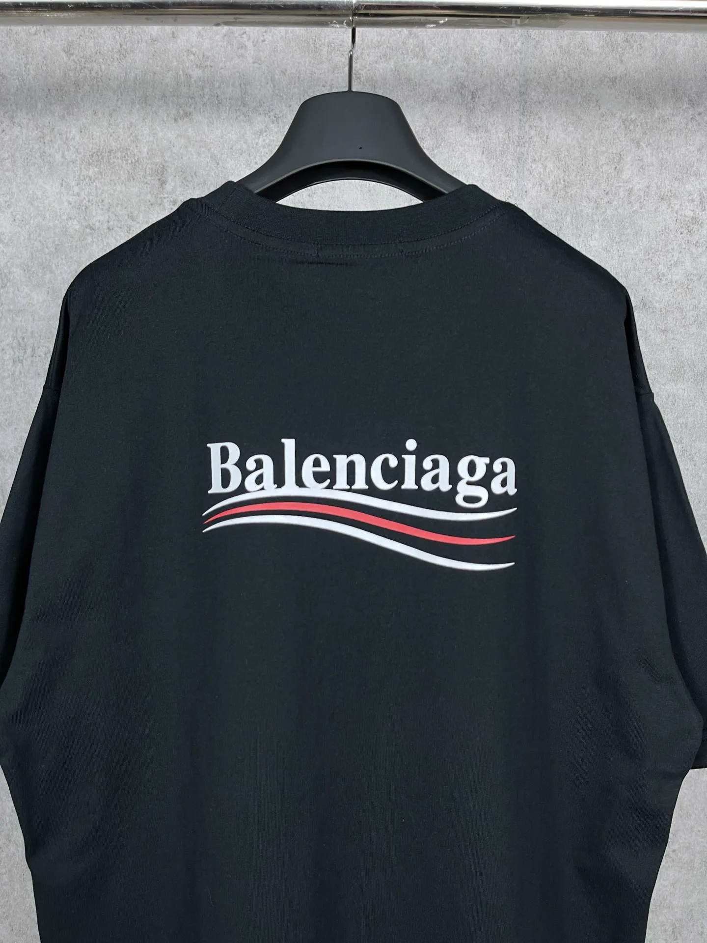 🅿️166 Real photos [Top version. Official website quality] BALENCI*GA/Paris#Classic, Coke printed short-sleeved T-shirt# The fabric is made of Paris ZP custom-woven and dyed cotton double yarn. Weighing 260 grams, the cloth surface is clean. The cloth pattern is clear, soft and comfortable. The threads are dyed with no color difference. The classic pattern printing uses environmentally friendly imported glue and precision stencil. The letters are clear. No burrs. The three-dimensional effect is strong. All colors are synchronized with the brick cabinets, custom woven and dyed, and will not fade. Different market currencies. The version adopts OS loose shoulder design. Same style for men and women. Code: BL223029 Color: white, black, yellow, red, floral gray, gray orchid, blue, military green Size: XS to L