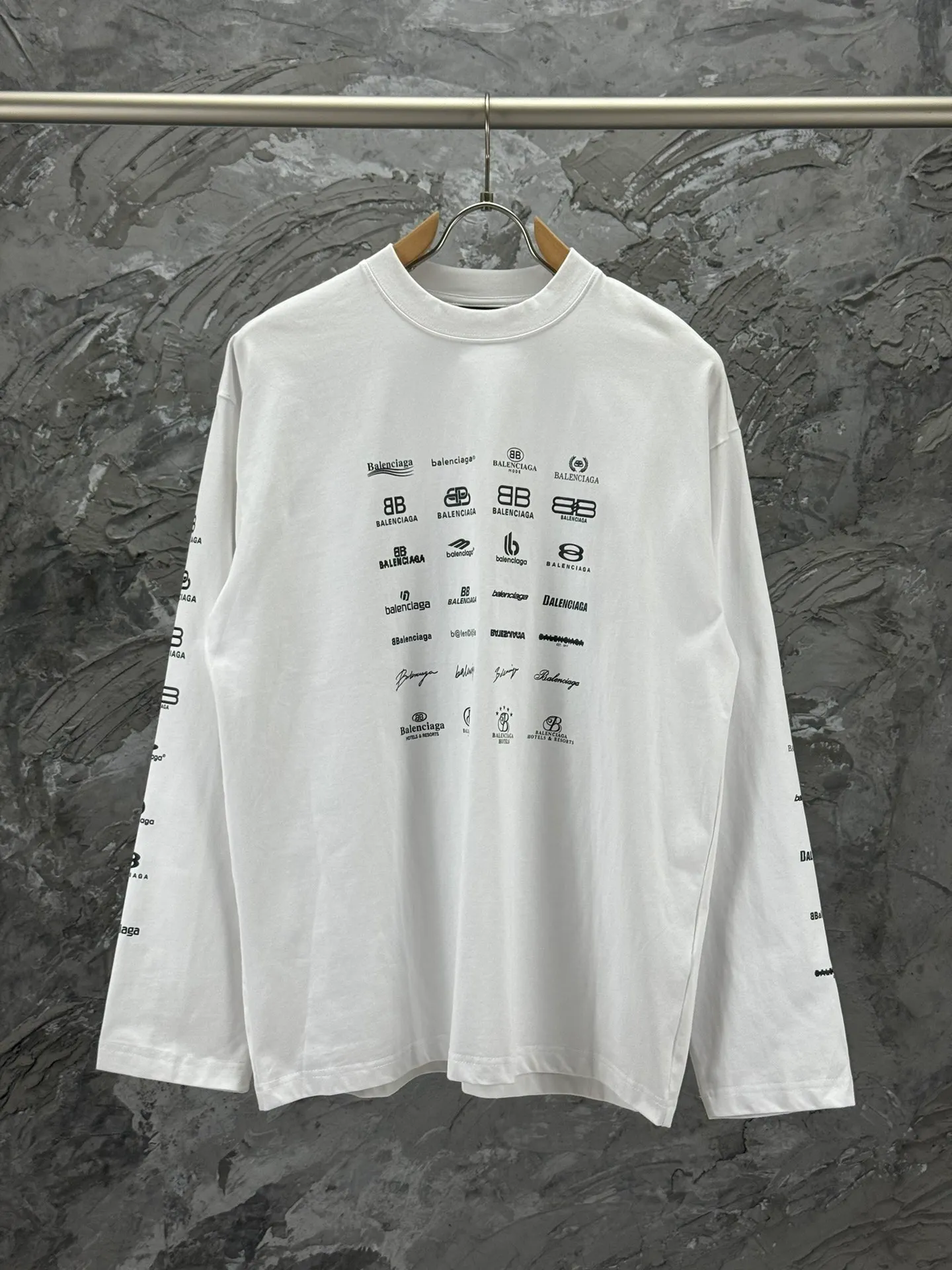 🅿️240 BALENCI*GA Paris full-print LOGO letter style long sleeves. The fabric is made of Paris custom-woven and dyed double yarn pure cotton fabric. The weight is 280g. The thread is custom-woven and dyed without color difference. The front and back panels are made of environmentally friendly dot offset printing. Two high-temperature setting washes. os dropped shoulders and loose version. Same style for men and women -Color: black ivory -SIZE: XS S M L Style No. 8612#