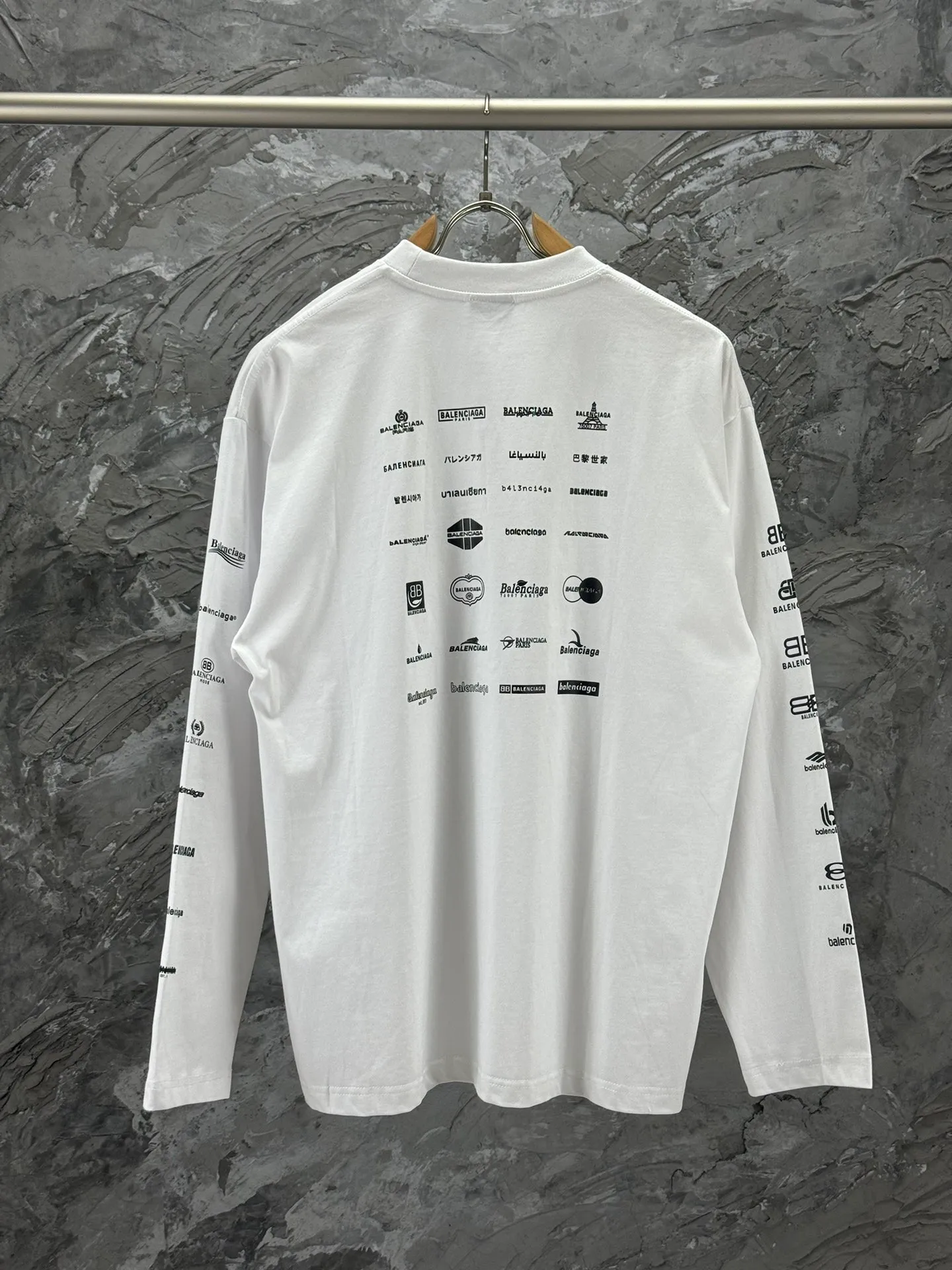 🅿️240 BALENCI*GA Paris full-print LOGO letter style long sleeves. The fabric is made of Paris custom-woven and dyed double yarn pure cotton fabric. The weight is 280g. The thread is custom-woven and dyed without color difference. The front and back panels are made of environmentally friendly dot offset printing. Two high-temperature setting washes. os dropped shoulders and loose version. Same style for men and women -Color: black ivory -SIZE: XS S M L Style No. 8612#