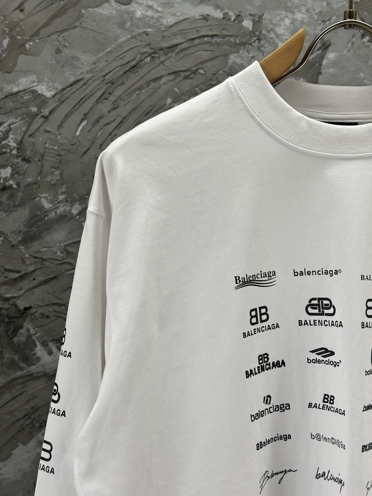 🅿️240 BALENCI*GA Paris full-print LOGO letter style long sleeves. The fabric is made of Paris custom-woven and dyed double yarn pure cotton fabric. The weight is 280g. The thread is custom-woven and dyed without color difference. The front and back panels are made of environmentally friendly dot offset printing. Two high-temperature setting washes. os dropped shoulders and loose version. Same style for men and women -Color: black ivory -SIZE: XS S M L Style No. 8612#
