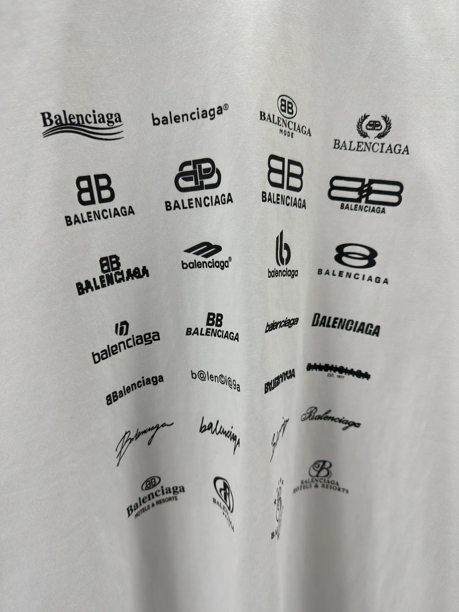 🅿️240 BALENCI*GA Paris full-print LOGO letter style long sleeves. The fabric is made of Paris custom-woven and dyed double yarn pure cotton fabric. The weight is 280g. The thread is custom-woven and dyed without color difference. The front and back panels are made of environmentally friendly dot offset printing. Two high-temperature setting washes. os dropped shoulders and loose version. Same style for men and women -Color: black ivory -SIZE: XS S M L Style No. 8612#