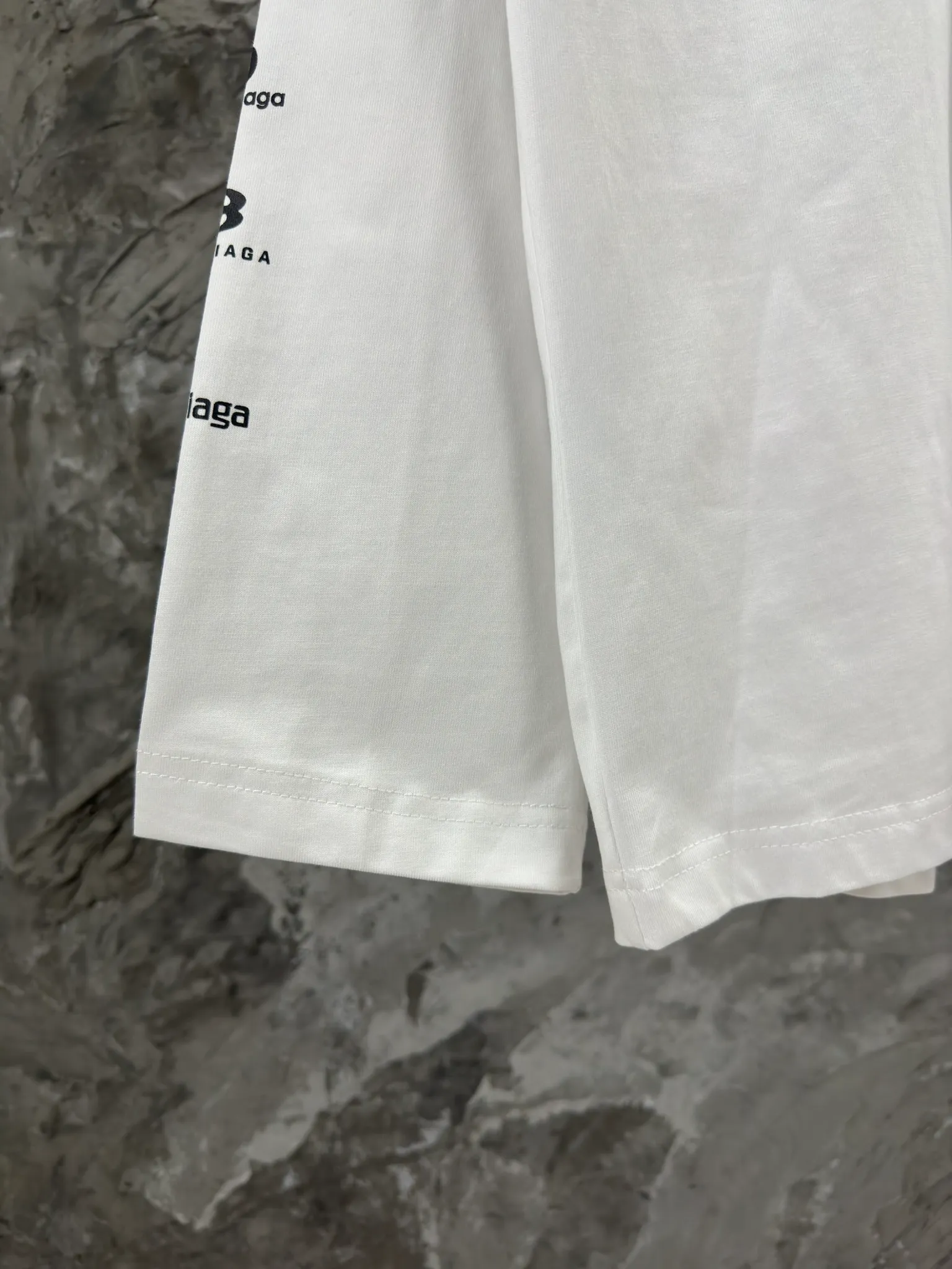 🅿️240 BALENCI*GA Paris full-print LOGO letter style long sleeves. The fabric is made of Paris custom-woven and dyed double yarn pure cotton fabric. The weight is 280g. The thread is custom-woven and dyed without color difference. The front and back panels are made of environmentally friendly dot offset printing. Two high-temperature setting washes. os dropped shoulders and loose version. Same style for men and women -Color: black ivory -SIZE: XS S M L Style No. 8612#