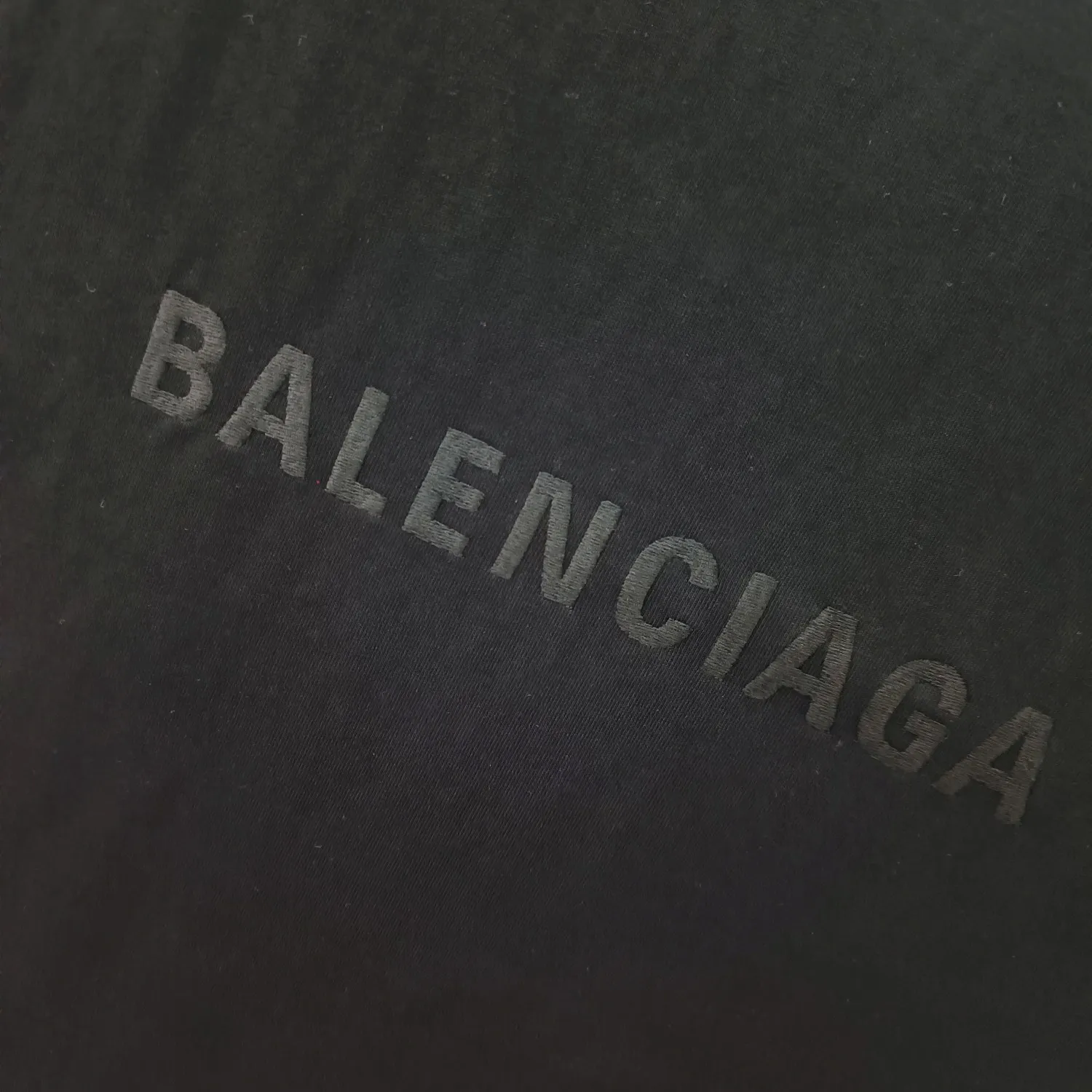 [New] Top tried version Balenciaga 23ss Balenciaga black letter embroidery reversible short-sleeved T-shirt for male and female couples stars 16-count combed siro-spun plain cloth is used for environmentally friendly vulcanization dyeing of the board. The weight of the finished garment is 360 grams. Dust-free singeing and food-feeding processes ensure that the cloth surface is clear and dust-free. Environmentally-friendly vulcanization dyeing and dust-free singeing and food-feeding processes ensure that The cloth surface is clear and dust-free. The matching thread is 16S and the cross pull thread. The difficulty lies in the embroidery. Water-soluble cotton is used for hollow three-dimensional embroidery. Imported Behringer embroidery machine cotton thread embroidery. Large area embroidery parts require a lot of consumption. For large-sized water-soluble cotton, there are many subsequent processes, including the time required to dissolve the water-soluble cotton and the number of washes. If there is unprocessed undissolved cotton glue attached to the clothes, the entire garment will be directly scrapped. In terms of process alone, it is a time-consuming and labor-intensive style. The pattern effect is fully restored. The double-layer stitching on the back collar is firm and tight, the double chain on the shoulders is routed, the hem is tight, the fabric is full of drape, and the pattern is consistent. Every detail is presented to the customer. Customized brand new collar label, washed, distinguishing the wrong collar label from the market, the details are visible. Quality guaranteed! Size: XS-L Color: red washed black P:310