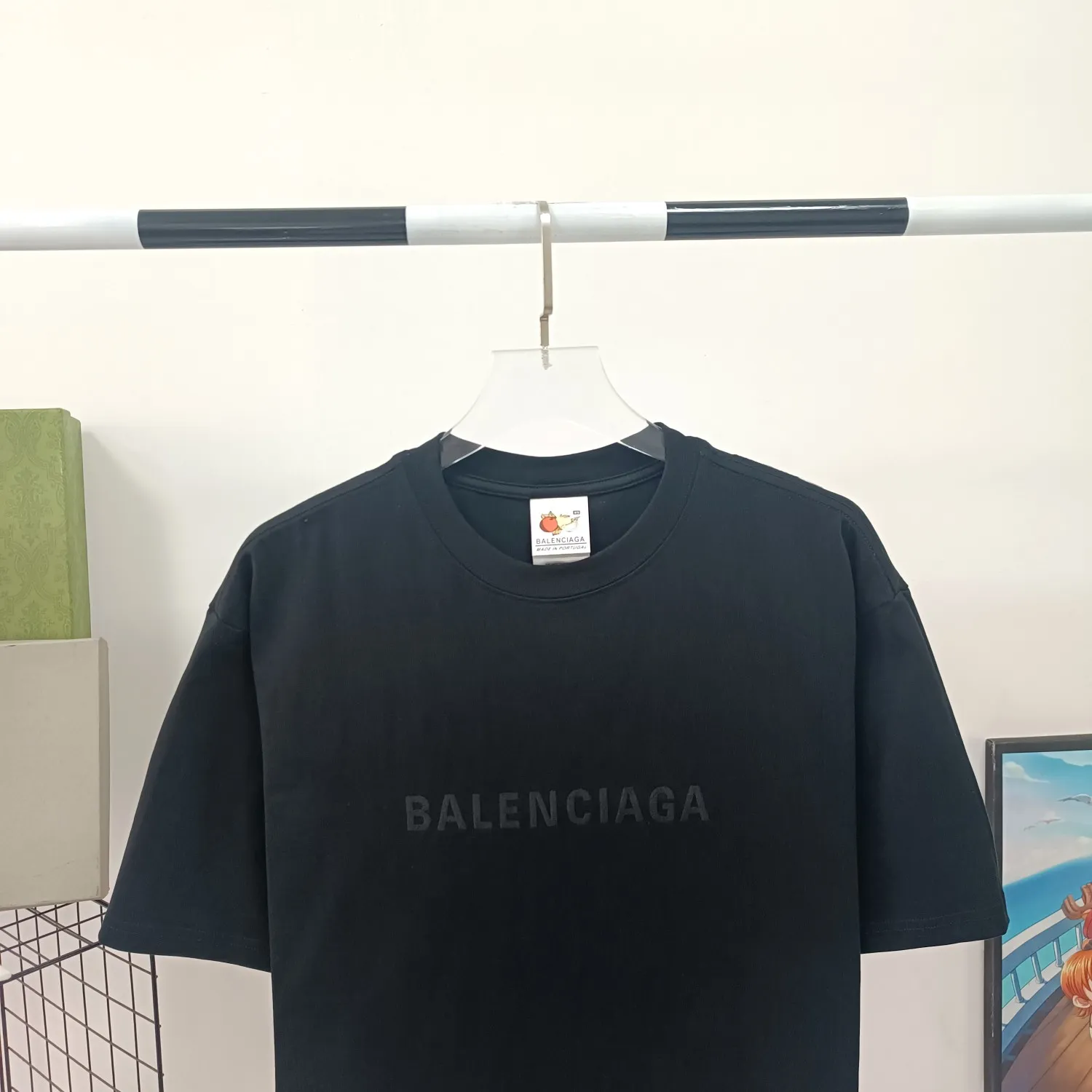[New] Top tried version Balenciaga 23ss Balenciaga black letter embroidery reversible short-sleeved T-shirt for male and female couples stars 16-count combed siro-spun plain cloth is used for environmentally friendly vulcanization dyeing of the board. The weight of the finished garment is 360 grams. Dust-free singeing and food-feeding processes ensure that the cloth surface is clear and dust-free. Environmentally-friendly vulcanization dyeing and dust-free singeing and food-feeding processes ensure that The cloth surface is clear and dust-free. The matching thread is 16S and the cross pull thread. The difficulty lies in the embroidery. Water-soluble cotton is used for hollow three-dimensional embroidery. Imported Behringer embroidery machine cotton thread embroidery. Large area embroidery parts require a lot of consumption. For large-sized water-soluble cotton, there are many subsequent processes, including the time required to dissolve the water-soluble cotton and the number of washes. If there is unprocessed undissolved cotton glue attached to the clothes, the entire garment will be directly scrapped. In terms of process alone, it is a time-consuming and labor-intensive style. The pattern effect is fully restored. The double-layer stitching on the back collar is firm and tight, the double chain on the shoulders is routed, the hem is tight, the fabric is full of drape, and the pattern is consistent. Every detail is presented to the customer. Customized brand new collar label, washed, distinguishing the wrong collar label from the market, the details are visible. Quality guaranteed! Size: XS-L Color: red washed black P:310