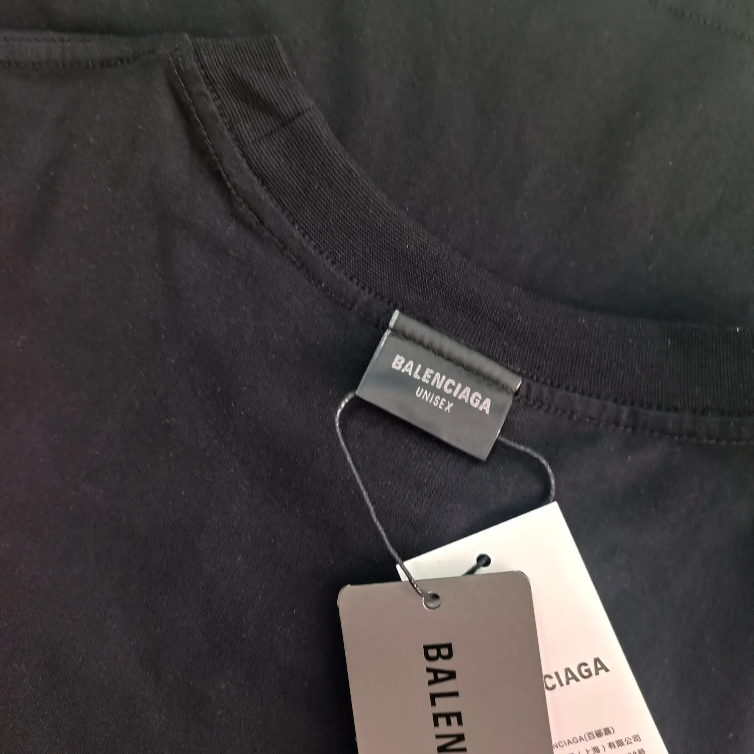 [New] Top tried version Balenciaga 23ss Balenciaga black letter embroidery reversible short-sleeved T-shirt for male and female couples stars 16-count combed siro-spun plain cloth is used for environmentally friendly vulcanization dyeing of the board. The weight of the finished garment is 360 grams. Dust-free singeing and food-feeding processes ensure that the cloth surface is clear and dust-free. Environmentally-friendly vulcanization dyeing and dust-free singeing and food-feeding processes ensure that The cloth surface is clear and dust-free. The matching thread is 16S and the cross pull thread. The difficulty lies in the embroidery. Water-soluble cotton is used for hollow three-dimensional embroidery. Imported Behringer embroidery machine cotton thread embroidery. Large area embroidery parts require a lot of consumption. For large-sized water-soluble cotton, there are many subsequent processes, including the time required to dissolve the water-soluble cotton and the number of washes. If there is unprocessed undissolved cotton glue attached to the clothes, the entire garment will be directly scrapped. In terms of process alone, it is a time-consuming and labor-intensive style. The pattern effect is fully restored. The double-layer stitching on the back collar is firm and tight, the double chain on the shoulders is routed, the hem is tight, the fabric is full of drape, and the pattern is consistent. Every detail is presented to the customer. Customized brand new collar label, washed, distinguishing the wrong collar label from the market, the details are visible. Quality guaranteed! Size: XS-L Color: red washed black P:310