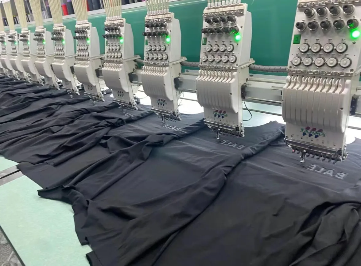 [New] Top tried version Balenciaga 23ss Balenciaga black letter embroidery reversible short-sleeved T-shirt for male and female couples stars 16-count combed siro-spun plain cloth is used for environmentally friendly vulcanization dyeing of the board. The weight of the finished garment is 360 grams. Dust-free singeing and food-feeding processes ensure that the cloth surface is clear and dust-free. Environmentally-friendly vulcanization dyeing and dust-free singeing and food-feeding processes ensure that The cloth surface is clear and dust-free. The matching thread is 16S and the cross pull thread. The difficulty lies in the embroidery. Water-soluble cotton is used for hollow three-dimensional embroidery. Imported Behringer embroidery machine cotton thread embroidery. Large area embroidery parts require a lot of consumption. For large-sized water-soluble cotton, there are many subsequent processes, including the time required to dissolve the water-soluble cotton and the number of washes. If there is unprocessed undissolved cotton glue attached to the clothes, the entire garment will be directly scrapped. In terms of process alone, it is a time-consuming and labor-intensive style. The pattern effect is fully restored. The double-layer stitching on the back collar is firm and tight, the double chain on the shoulders is routed, the hem is tight, the fabric is full of drape, and the pattern is consistent. Every detail is presented to the customer. Customized brand new collar label, washed, distinguishing the wrong collar label from the market, the details are visible. Quality guaranteed! Size: XS-L Color: red washed black P:310