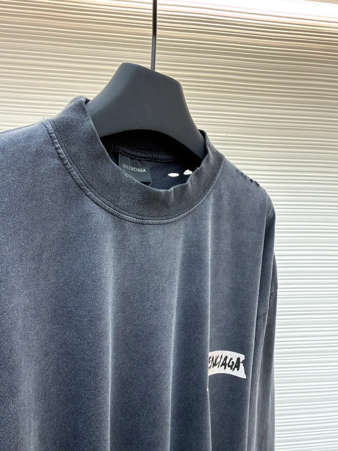 Balenciaga imitation paper white tape long-sleeved T-shirt ●Original version: Purchased and developed by 7724 ●Item number: 1681813-A55 ●Material: combed cotton fabric ●Technology: printed distressed production ●Color: gray ●Type: loose version ●Weight: about 340 grams ●Size: XS-S-M-L ●Description: Strictly follow the original specifications, using custom-woven 280 grams of combed cotton. This weight ensures a crisp and stylish frame of the garment and avoids the soft feeling of ordinary fabrics. The combing process removes short fibers and impurities, making the yarn tougher and the woven cloth surface smooth and hairless, providing the perfect "canvas" for subsequent printing and distressing. In order to achieve the unique, almost paper-like slightly cracked texture and matte texture of the original, we developed and used a special customized slurry. After this slurry is printed on the fabric through screen printing, it will form a layer of coating with a certain thickness and toughness. After drying, it can naturally simulate the texture of paper and a slight brittle and hard touch. This is a complex effect that is completely beyond the reach of ordinary glue or thermal transfer film. After the garments are stitched and printed, they will go through a critical process of "frying with salt and aging". The ready-made garments are washed with a specific proportion of industrial salt in a large drum machine for a long time. During the tumbling, the salt particles will cause random and natural wear and tear on the fibers, seams and edges of the printed coating of the fabric. The fading, slightly whitening and softening effects caused by this kind of physical wear cannot be replaced by chemical washing. It gives each finished product a unique, natural retro flavor and traces of wear, perfectly replicating the "unfinished feel" and industrial aesthetics pursued by the original show model. From the custom-woven and dyed 280-gram combed cotton base, to the hand-made imitation paper printing on the silk screen using special slurries, and finally to the unique time texture brought about by fried salt and distressing - these three links are intertwined, forming a complete and complex imitation process chain. Each of these choices is a complete negation of "fast food" products and a respect and restoration of high-end fashion production. The final product is not only a piece of clothing, but also an "industrial art piece" worth tasting and collecting. The overall wiring is straight and delicate, the fabric is comfortable and soft, and the color is consistent without color difference. It can be matched with the same style to create a fashionable look and control various occasions. Customized accessories, complete with three standards, same style for men and women!