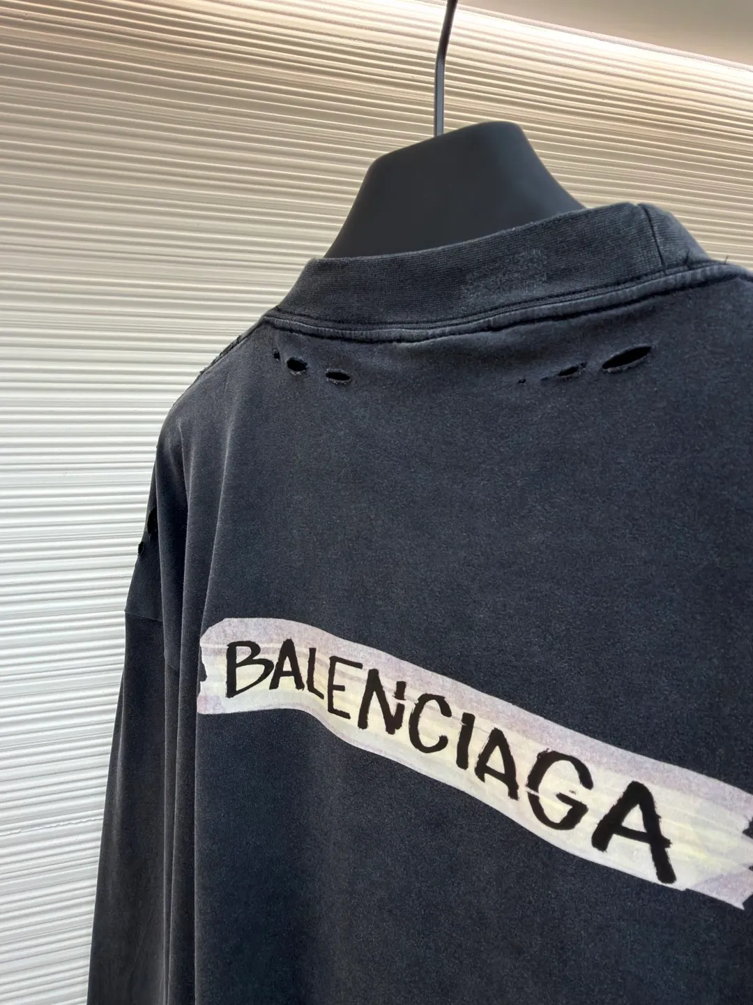 Balenciaga imitation paper white tape long-sleeved T-shirt ●Original version: Purchased and developed by 7724 ●Item number: 1681813-A55 ●Material: combed cotton fabric ●Technology: printed distressed production ●Color: gray ●Type: loose version ●Weight: about 340 grams ●Size: XS-S-M-L ●Description: Strictly follow the original specifications, using custom-woven 280 grams of combed cotton. This weight ensures a crisp and stylish frame of the garment and avoids the soft feeling of ordinary fabrics. The combing process removes short fibers and impurities, making the yarn tougher and the woven cloth surface smooth and hairless, providing the perfect "canvas" for subsequent printing and distressing. In order to achieve the unique, almost paper-like slightly cracked texture and matte texture of the original, we developed and used a special customized slurry. After this slurry is printed on the fabric through screen printing, it will form a layer of coating with a certain thickness and toughness. After drying, it can naturally simulate the texture of paper and a slight brittle and hard touch. This is a complex effect that is completely beyond the reach of ordinary glue or thermal transfer film. After the garments are stitched and printed, they will go through a critical process of "frying with salt and aging". The ready-made garments are washed with a specific proportion of industrial salt in a large drum machine for a long time. During the tumbling, the salt particles will cause random and natural wear and tear on the fibers, seams and edges of the printed coating of the fabric. The fading, slightly whitening and softening effects caused by this kind of physical wear cannot be replaced by chemical washing. It gives each finished product a unique, natural retro flavor and traces of wear, perfectly replicating the "unfinished feel" and industrial aesthetics pursued by the original show model. From the custom-woven and dyed 280-gram combed cotton base, to the hand-made imitation paper printing on the silk screen using special slurries, and finally to the unique time texture brought about by fried salt and distressing - these three links are intertwined, forming a complete and complex imitation process chain. Each of these choices is a complete negation of "fast food" products and a respect and restoration of high-end fashion production. The final product is not only a piece of clothing, but also an "industrial art piece" worth tasting and collecting. The overall wiring is straight and delicate, the fabric is comfortable and soft, and the color is consistent without color difference. It can be matched with the same style to create a fashionable look and control various occasions. Customized accessories, complete with three standards, same style for men and women!