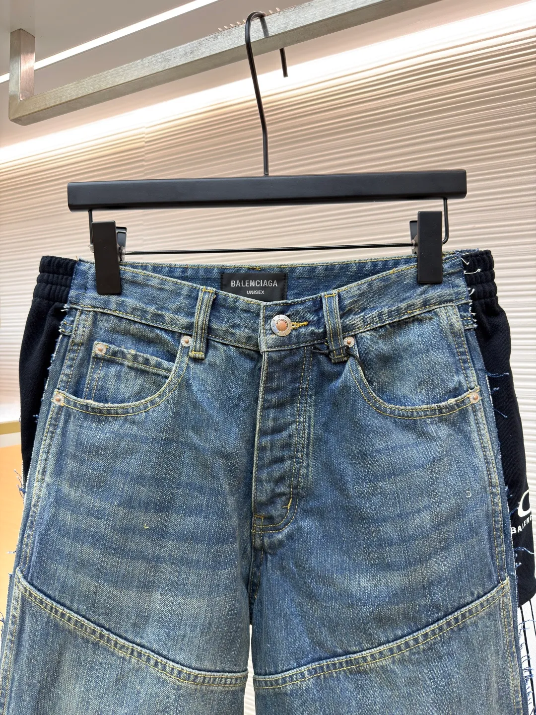 Balenciaga CUT-UP jeans ●Original version: Purchased and developed for 17900 ●Item number: 1681398-B85 ●Material: Denim denim fabric ●Technology: Ragged edge hanging process ●Color: blue ●Version: Fitted version ●Weight: about 1035 grams ●Size: S-M-L-XL ●Description: Retro fabric intertwined with customized cotton rhyme denim and phantom technology. Excellent texture and comfortable to the skin. The iconic blue denim is used as the base. The intertwined shades of blue are just like the traces of time. The trousers are boldly divided. Denim blocks of different shapes are reorganized in a unique splicing method and embellished with the Balenciaga logo. The ingenious embedding of sports stripes creates a conflicting and harmonious aesthetic. It blurs the boundaries between sports and fashion. Unique tailoring outlines a futuristic silhouette. The jeans are no longer limited to a single style positioning, showing a variety of wearing possibilities. Suits are worn for worry-free wear using imported machine embroidery technology. Use advanced computer control systems and precision mechanical components to achieve Balenciaga logo embroidery operations with high precision. The lines are smooth and delicate, and the hole-breaking technology is used to achieve the natural edge-burning effect through physical wear and friction on the edge. The combination of high-temperature steam and sanding paper removes fiber hairiness and color difference. It presents a unique hole and wear effect. Multiple sand scrubbers are used to rub the specific parts with a high-pressure spray gun to achieve a local gradient effect, and then through frosting technology. To create a unique texture pattern, the workmanship is extremely complex, time-consuming and labor-intensive, and the electrolytic deep blue ➕ stone grinding fermentation washing process prioritizes the use of electrochemical reactions to change the color of the fabric, and then mixes the fabric with abrasives through a grinder and cleans it with hot water to achieve a specific washing effect. The overall wiring is straight and delicate, the fabric is comfortable and soft, and the color is consistent without color difference. It can be matched with the same style to create a fashionable look and control various occasions. Customized accessories, complete with three standards, same style for men and women!