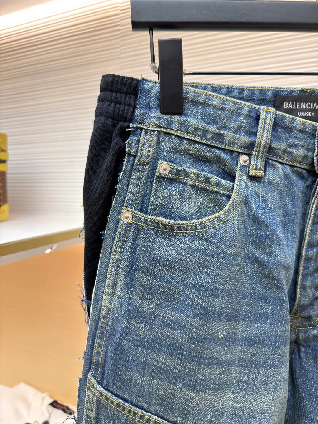 Balenciaga CUT-UP jeans ●Original version: Purchased and developed for 17900 ●Item number: 1681398-B85 ●Material: Denim denim fabric ●Technology: Ragged edge hanging process ●Color: blue ●Version: Fitted version ●Weight: about 1035 grams ●Size: S-M-L-XL ●Description: Retro fabric intertwined with customized cotton rhyme denim and phantom technology. Excellent texture and comfortable to the skin. The iconic blue denim is used as the base. The intertwined shades of blue are just like the traces of time. The trousers are boldly divided. Denim blocks of different shapes are reorganized in a unique splicing method and embellished with the Balenciaga logo. The ingenious embedding of sports stripes creates a conflicting and harmonious aesthetic. It blurs the boundaries between sports and fashion. Unique tailoring outlines a futuristic silhouette. The jeans are no longer limited to a single style positioning, showing a variety of wearing possibilities. Suits are worn for worry-free wear using imported machine embroidery technology. Use advanced computer control systems and precision mechanical components to achieve Balenciaga logo embroidery operations with high precision. The lines are smooth and delicate, and the hole-breaking technology is used to achieve the natural edge-burning effect through physical wear and friction on the edge. The combination of high-temperature steam and sanding paper removes fiber hairiness and color difference. It presents a unique hole and wear effect. Multiple sand scrubbers are used to rub the specific parts with a high-pressure spray gun to achieve a local gradient effect, and then through frosting technology. To create a unique texture pattern, the workmanship is extremely complex, time-consuming and labor-intensive, and the electrolytic deep blue ➕ stone grinding fermentation washing process prioritizes the use of electrochemical reactions to change the color of the fabric, and then mixes the fabric with abrasives through a grinder and cleans it with hot water to achieve a specific washing effect. The overall wiring is straight and delicate, the fabric is comfortable and soft, and the color is consistent without color difference. It can be matched with the same style to create a fashionable look and control various occasions. Customized accessories, complete with three standards, same style for men and women!