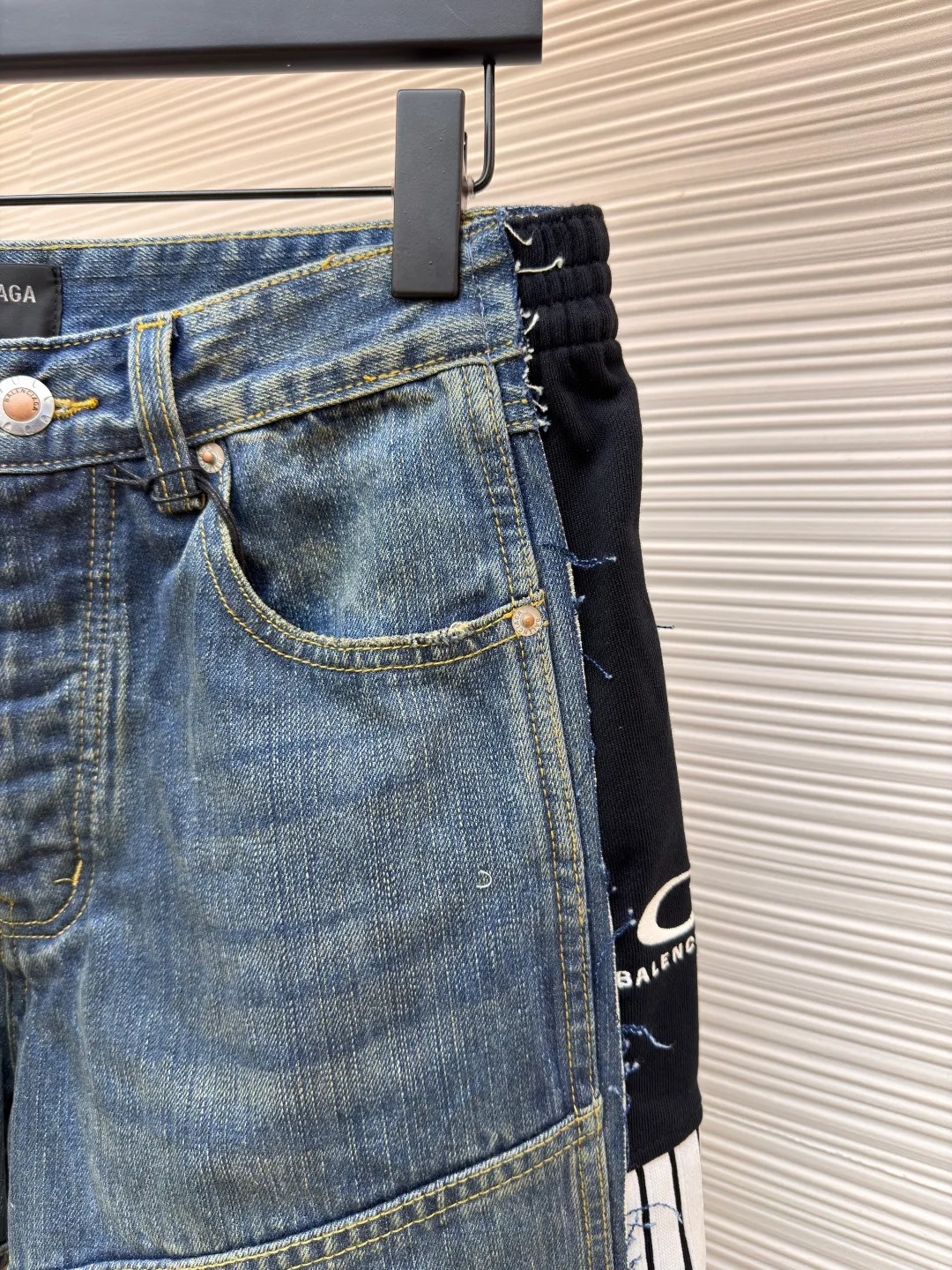 Balenciaga CUT-UP jeans ●Original version: Purchased and developed for 17900 ●Item number: 1681398-B85 ●Material: Denim denim fabric ●Technology: Ragged edge hanging process ●Color: blue ●Version: Fitted version ●Weight: about 1035 grams ●Size: S-M-L-XL ●Description: Retro fabric intertwined with customized cotton rhyme denim and phantom technology. Excellent texture and comfortable to the skin. The iconic blue denim is used as the base. The intertwined shades of blue are just like the traces of time. The trousers are boldly divided. Denim blocks of different shapes are reorganized in a unique splicing method and embellished with the Balenciaga logo. The ingenious embedding of sports stripes creates a conflicting and harmonious aesthetic. It blurs the boundaries between sports and fashion. Unique tailoring outlines a futuristic silhouette. The jeans are no longer limited to a single style positioning, showing a variety of wearing possibilities. Suits are worn for worry-free wear using imported machine embroidery technology. Use advanced computer control systems and precision mechanical components to achieve Balenciaga logo embroidery operations with high precision. The lines are smooth and delicate, and the hole-breaking technology is used to achieve the natural edge-burning effect through physical wear and friction on the edge. The combination of high-temperature steam and sanding paper removes fiber hairiness and color difference. It presents a unique hole and wear effect. Multiple sand scrubbers are used to rub the specific parts with a high-pressure spray gun to achieve a local gradient effect, and then through frosting technology. To create a unique texture pattern, the workmanship is extremely complex, time-consuming and labor-intensive, and the electrolytic deep blue ➕ stone grinding fermentation washing process prioritizes the use of electrochemical reactions to change the color of the fabric, and then mixes the fabric with abrasives through a grinder and cleans it with hot water to achieve a specific washing effect. The overall wiring is straight and delicate, the fabric is comfortable and soft, and the color is consistent without color difference. It can be matched with the same style to create a fashionable look and control various occasions. Customized accessories, complete with three standards, same style for men and women!