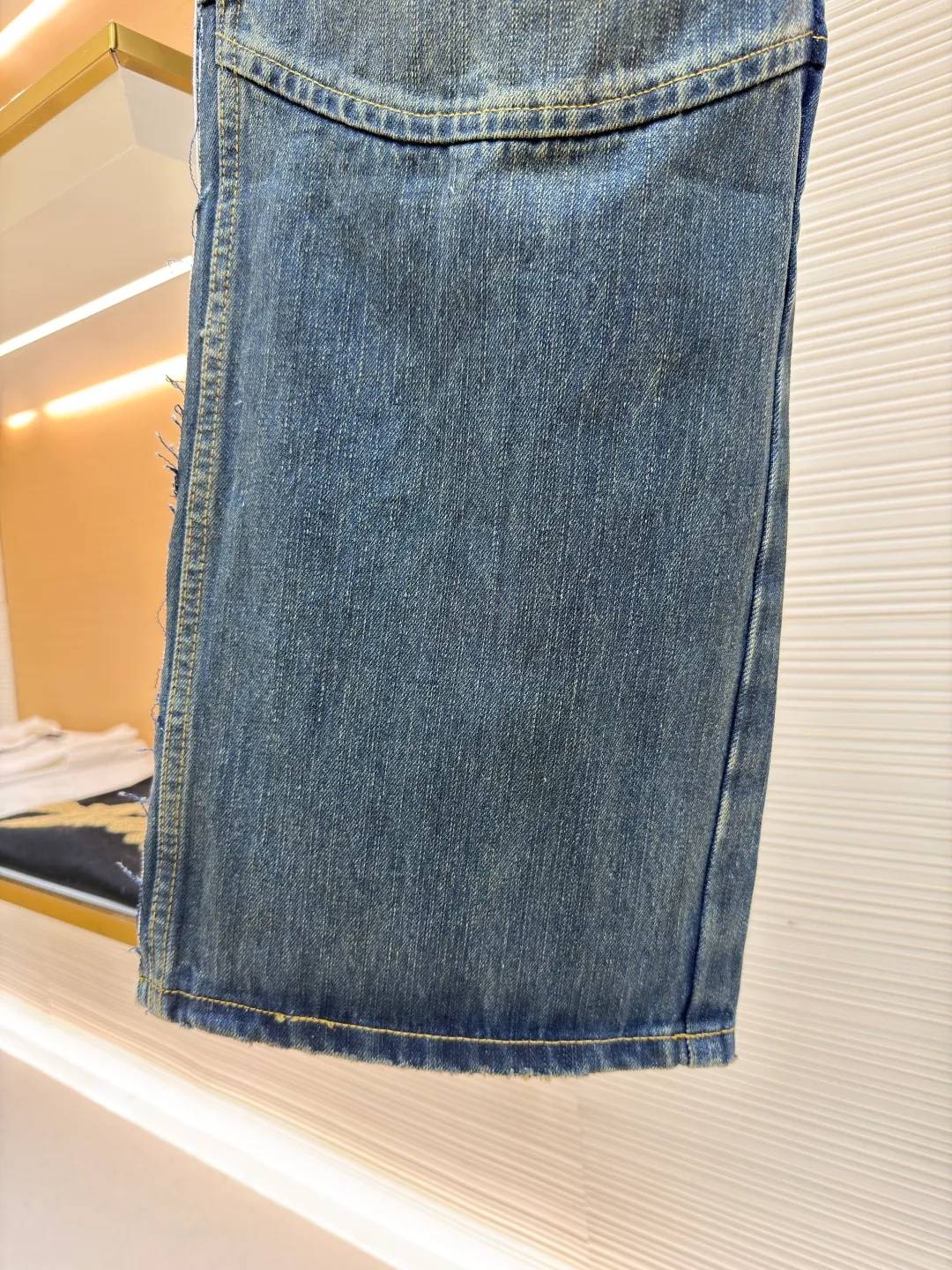 Balenciaga CUT-UP jeans ●Original version: Purchased and developed for 17900 ●Item number: 1681398-B85 ●Material: Denim denim fabric ●Technology: Ragged edge hanging process ●Color: blue ●Version: Fitted version ●Weight: about 1035 grams ●Size: S-M-L-XL ●Description: Retro fabric intertwined with customized cotton rhyme denim and phantom technology. Excellent texture and comfortable to the skin. The iconic blue denim is used as the base. The intertwined shades of blue are just like the traces of time. The trousers are boldly divided. Denim blocks of different shapes are reorganized in a unique splicing method and embellished with the Balenciaga logo. The ingenious embedding of sports stripes creates a conflicting and harmonious aesthetic. It blurs the boundaries between sports and fashion. Unique tailoring outlines a futuristic silhouette. The jeans are no longer limited to a single style positioning, showing a variety of wearing possibilities. Suits are worn for worry-free wear using imported machine embroidery technology. Use advanced computer control systems and precision mechanical components to achieve Balenciaga logo embroidery operations with high precision. The lines are smooth and delicate, and the hole-breaking technology is used to achieve the natural edge-burning effect through physical wear and friction on the edge. The combination of high-temperature steam and sanding paper removes fiber hairiness and color difference. It presents a unique hole and wear effect. Multiple sand scrubbers are used to rub the specific parts with a high-pressure spray gun to achieve a local gradient effect, and then through frosting technology. To create a unique texture pattern, the workmanship is extremely complex, time-consuming and labor-intensive, and the electrolytic deep blue ➕ stone grinding fermentation washing process prioritizes the use of electrochemical reactions to change the color of the fabric, and then mixes the fabric with abrasives through a grinder and cleans it with hot water to achieve a specific washing effect. The overall wiring is straight and delicate, the fabric is comfortable and soft, and the color is consistent without color difference. It can be matched with the same style to create a fashionable look and control various occasions. Customized accessories, complete with three standards, same style for men and women!