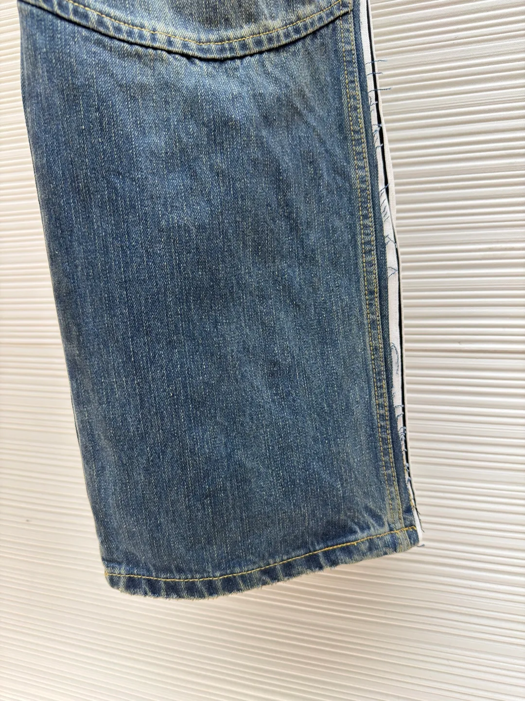 Balenciaga CUT-UP jeans ●Original version: Purchased and developed for 17900 ●Item number: 1681398-B85 ●Material: Denim denim fabric ●Technology: Ragged edge hanging process ●Color: blue ●Version: Fitted version ●Weight: about 1035 grams ●Size: S-M-L-XL ●Description: Retro fabric intertwined with customized cotton rhyme denim and phantom technology. Excellent texture and comfortable to the skin. The iconic blue denim is used as the base. The intertwined shades of blue are just like the traces of time. The trousers are boldly divided. Denim blocks of different shapes are reorganized in a unique splicing method and embellished with the Balenciaga logo. The ingenious embedding of sports stripes creates a conflicting and harmonious aesthetic. It blurs the boundaries between sports and fashion. Unique tailoring outlines a futuristic silhouette. The jeans are no longer limited to a single style positioning, showing a variety of wearing possibilities. Suits are worn for worry-free wear using imported machine embroidery technology. Use advanced computer control systems and precision mechanical components to achieve Balenciaga logo embroidery operations with high precision. The lines are smooth and delicate, and the hole-breaking technology is used to achieve the natural edge-burning effect through physical wear and friction on the edge. The combination of high-temperature steam and sanding paper removes fiber hairiness and color difference. It presents a unique hole and wear effect. Multiple sand scrubbers are used to rub the specific parts with a high-pressure spray gun to achieve a local gradient effect, and then through frosting technology. To create a unique texture pattern, the workmanship is extremely complex, time-consuming and labor-intensive, and the electrolytic deep blue ➕ stone grinding fermentation washing process prioritizes the use of electrochemical reactions to change the color of the fabric, and then mixes the fabric with abrasives through a grinder and cleans it with hot water to achieve a specific washing effect. The overall wiring is straight and delicate, the fabric is comfortable and soft, and the color is consistent without color difference. It can be matched with the same style to create a fashionable look and control various occasions. Customized accessories, complete with three standards, same style for men and women!