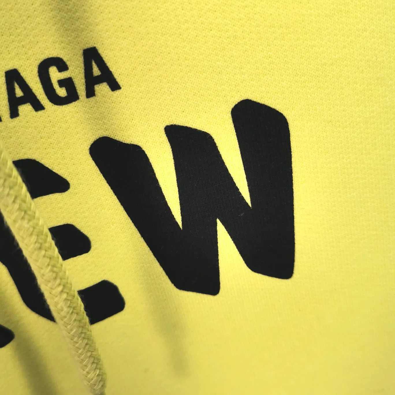 Supplementary details - the top tested version BALENCIAGA Balenciaga CREW staff limited to male and female couples star autumn and winter pure cotton hoodie sweatshirt hooded. As a Balenciaga 20th anniversary employee limited short-sleeve, full of Parisian feelings, highly recommended! ! The letters on the chest are also very simple and elegant, and the shape is super OS. The whole dress has been washed, and the 480g combed cotton terry fabric is very textured and you can touch it! High-definition imported glue and high-coverage screen printing on the chest, the dots are very precise. Color: Peach Pink Lemon Yellow Black White Size: XS-L P:430