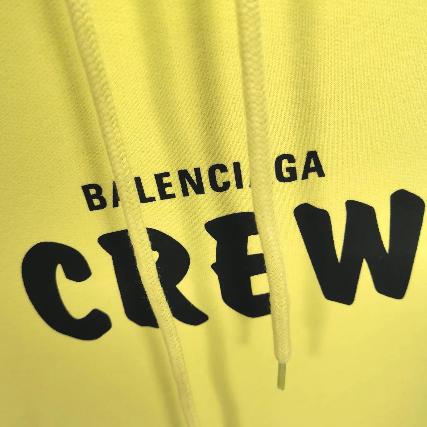 Supplementary details - the top tested version BALENCIAGA Balenciaga CREW staff limited to male and female couples star autumn and winter pure cotton hoodie sweatshirt hooded. As a Balenciaga 20th anniversary employee limited short-sleeve, full of Parisian feelings, highly recommended! ! The letters on the chest are also very simple and elegant, and the shape is super OS. The whole dress has been washed, and the 480g combed cotton terry fabric is very textured and you can touch it! High-definition imported glue and high-coverage screen printing on the chest, the dots are very precise. Color: Peach Pink Lemon Yellow Black White Size: XS-L P:430