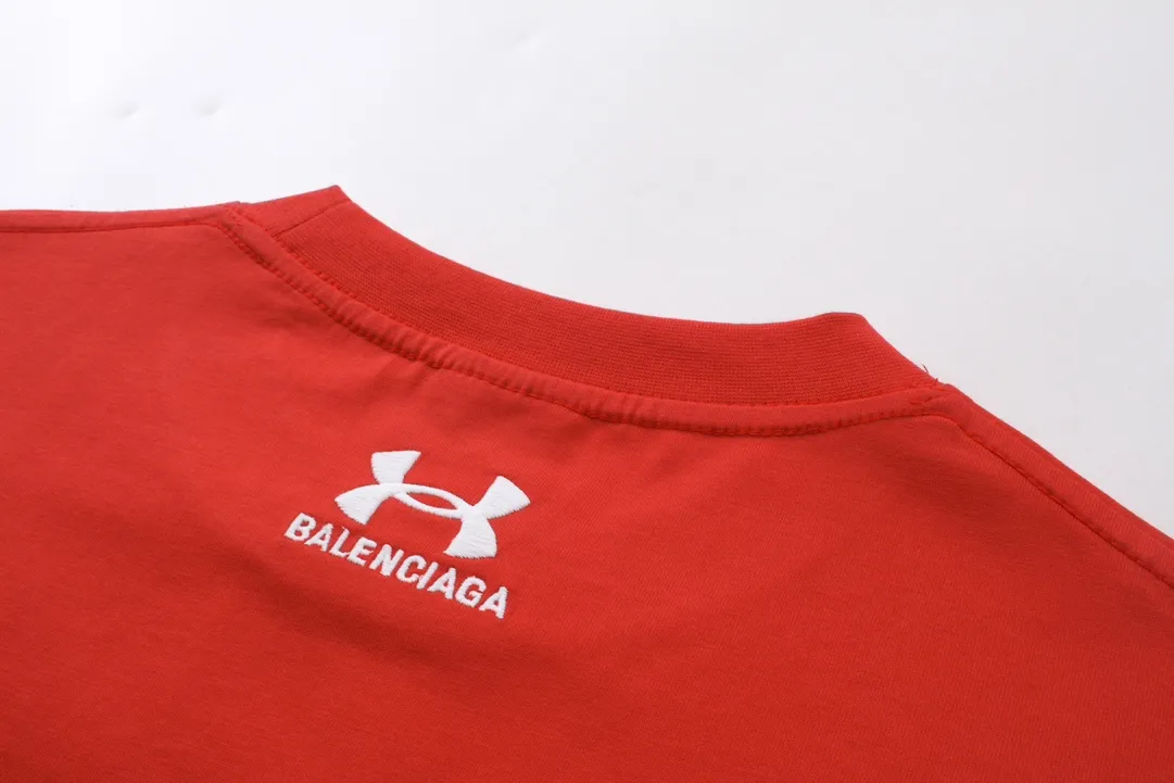 🅿️186 Real photos [Top version. Official website quality] BALENCI*GA/Paris joint Under Armor front and rear embroidered short-sleeved T-shirt # SS24 latest model. Research and development at the first time, different market currencies. Comparisons welcome. The fabric is made of Paris ZP custom-woven and dyed cotton double yarn. Weighing 260 grams, the cloth surface is clean. The cloth pattern is clear, soft and comfortable. The threads are dyed with no color difference. The classic LOGO pattern embroidery is embroidered by Tajima imported machine. The letters are clear, three-dimensional and without burrs. Jubie market produces pictures based on pictures. Welcome to compare. The version adopts OS loose shoulder design. Same style for men and women. Code: BL223372 Color: black, red, size: XS S M L