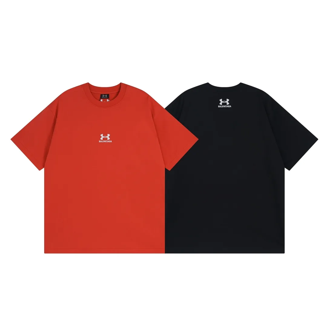 🅿️186 Real photos [Top version. Official website quality] BALENCI*GA/Paris joint Under Armor front and rear embroidered short-sleeved T-shirt # SS24 latest model. Research and development at the first time, different market currencies. Comparisons welcome. The fabric is made of Paris ZP custom-woven and dyed cotton double yarn. Weighing 260 grams, the cloth surface is clean. The cloth pattern is clear, soft and comfortable. The threads are dyed with no color difference. The classic LOGO pattern embroidery is embroidered by Tajima imported machine. The letters are clear, three-dimensional and without burrs. Jubie market produces pictures based on pictures. Welcome to compare. The version adopts OS loose shoulder design. Same style for men and women. Code: BL223372 Color: black, red, size: XS S M L