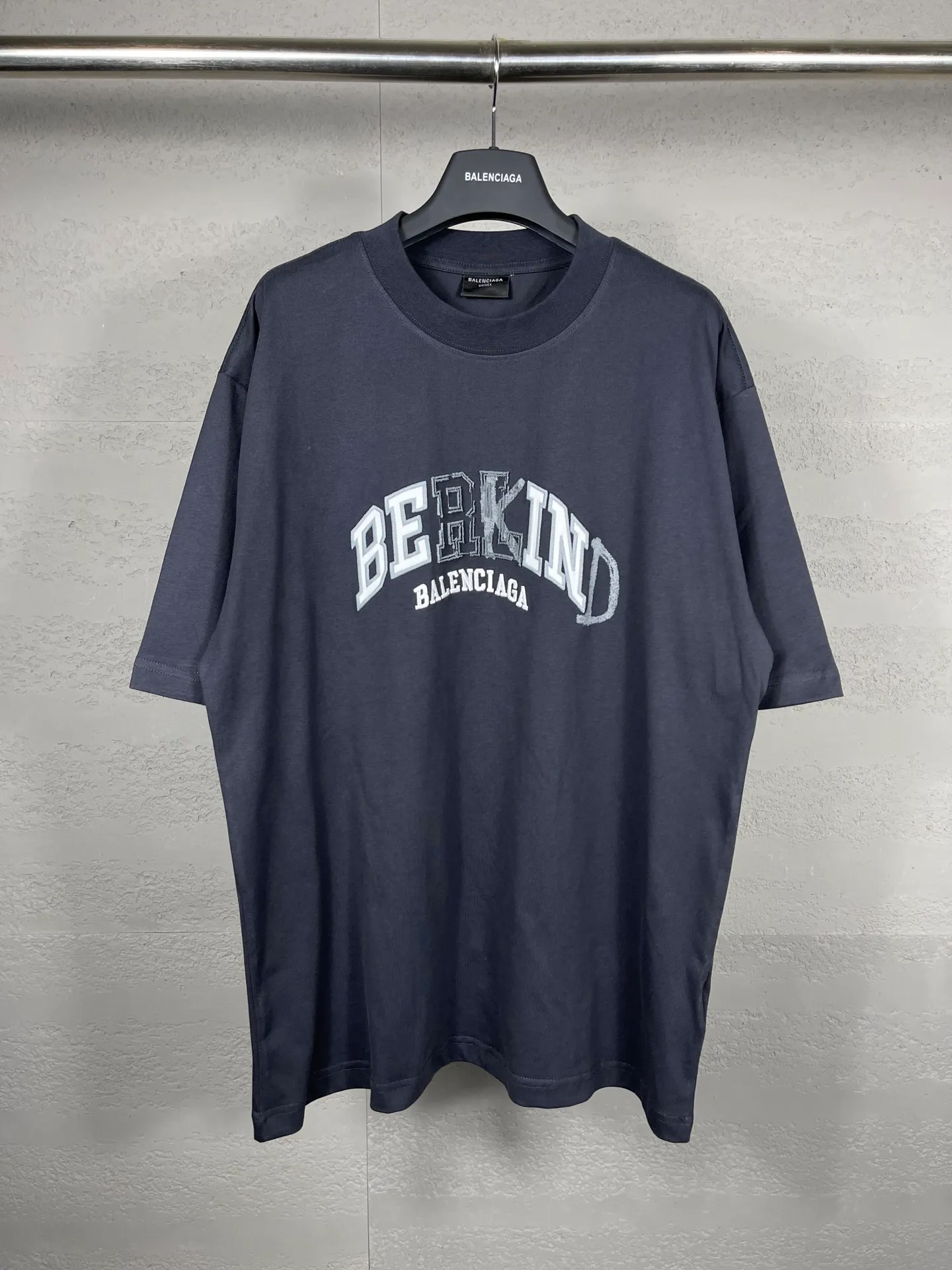 🅿️200 real photos [Top version. Official website quality] BALENCI*GA/Paris BALENCI*GA#2024 latest model, classic letter LOGO graffiti. Toothbrush embroidery short-sleeved T-shirt. Brick cabinet synchronization. Genuine products are developed and developed in the first time. Welcome to compare! The fabric is made of Paris ZP custom-woven and dyed 100% cotton double-yarn compact cotton. The weight is 260 grams. The cloth surface is clean. The cloth pattern is clear. It is soft and comfortable. It has good color fastness and is not easy to change color. The threads are woven and dyed with no color difference. The embroidery is done using imported Tajima embroidery machines. Super 12W needle and thread, three-dimensional effect, clear lines. No burrs and miscellaneous threads, ultra-high craftsmanship embroidery. The version adopts OS loose shoulder style. Same style for men and women. Code: BL223212 Color: dark blue gray. Floral gray Size: XS to L