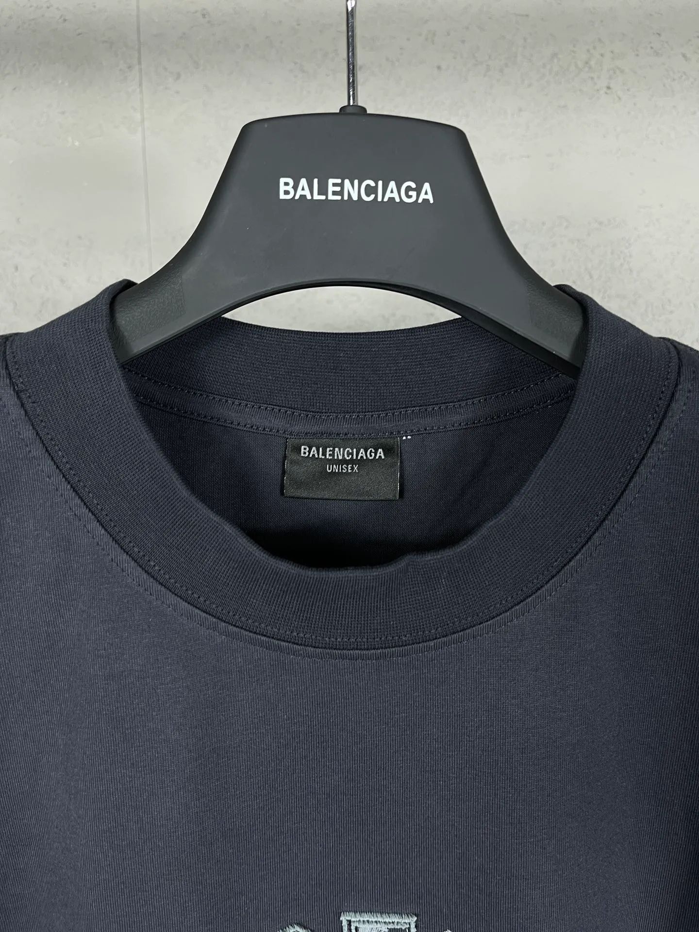🅿️200 real photos [Top version. Official website quality] BALENCI*GA/Paris BALENCI*GA#2024 latest model, classic letter LOGO graffiti. Toothbrush embroidery short-sleeved T-shirt. Brick cabinet synchronization. Genuine products are developed and developed in the first time. Welcome to compare! The fabric is made of Paris ZP custom-woven and dyed 100% cotton double-yarn compact cotton. The weight is 260 grams. The cloth surface is clean. The cloth pattern is clear. It is soft and comfortable. It has good color fastness and is not easy to change color. The threads are woven and dyed with no color difference. The embroidery is done using imported Tajima embroidery machines. Super 12W needle and thread, three-dimensional effect, clear lines. No burrs and miscellaneous threads, ultra-high craftsmanship embroidery. The version adopts OS loose shoulder style. Same style for men and women. Code: BL223212 Color: dark blue gray. Floral gray Size: XS to L