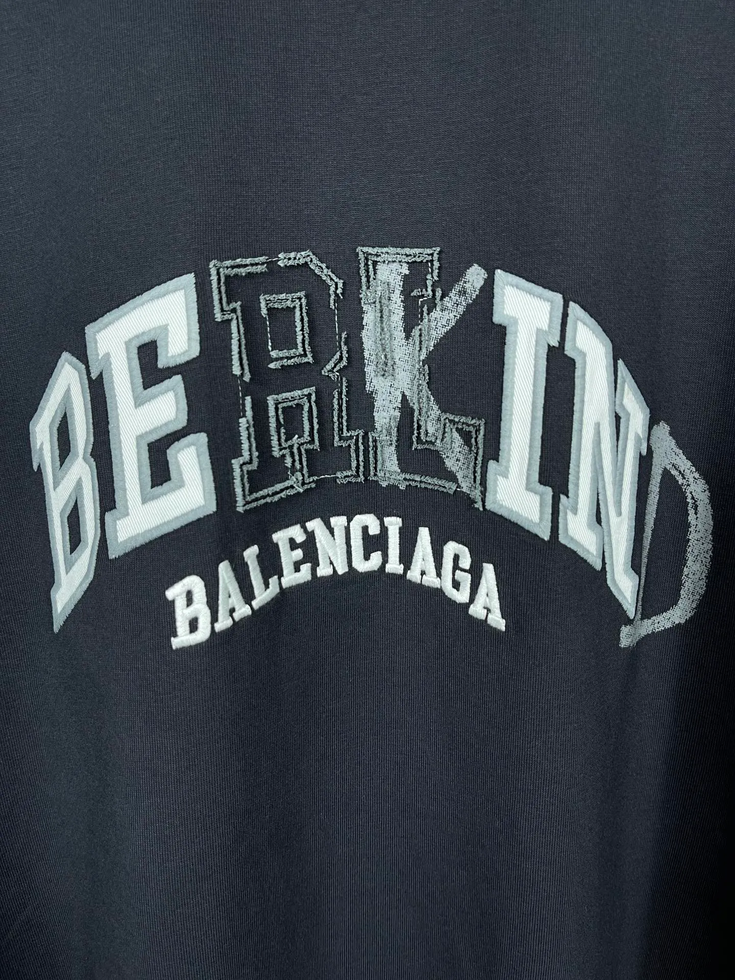 🅿️200 real photos [Top version. Official website quality] BALENCI*GA/Paris BALENCI*GA#2024 latest model, classic letter LOGO graffiti. Toothbrush embroidery short-sleeved T-shirt. Brick cabinet synchronization. Genuine products are developed and developed in the first time. Welcome to compare! The fabric is made of Paris ZP custom-woven and dyed 100% cotton double-yarn compact cotton. The weight is 260 grams. The cloth surface is clean. The cloth pattern is clear. It is soft and comfortable. It has good color fastness and is not easy to change color. The threads are woven and dyed with no color difference. The embroidery is done using imported Tajima embroidery machines. Super 12W needle and thread, three-dimensional effect, clear lines. No burrs and miscellaneous threads, ultra-high craftsmanship embroidery. The version adopts OS loose shoulder style. Same style for men and women. Code: BL223212 Color: dark blue gray. Floral gray Size: XS to L