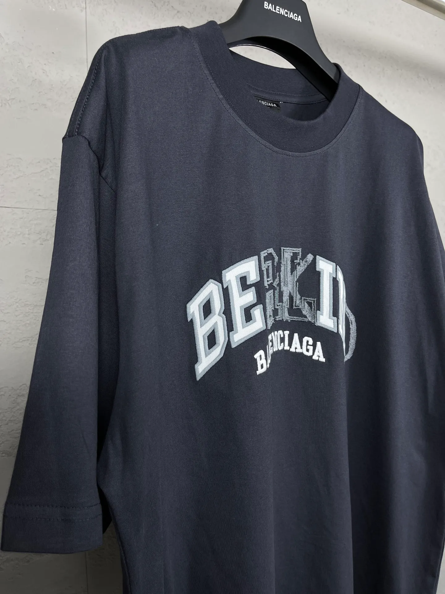 🅿️200 real photos [Top version. Official website quality] BALENCI*GA/Paris BALENCI*GA#2024 latest model, classic letter LOGO graffiti. Toothbrush embroidery short-sleeved T-shirt. Brick cabinet synchronization. Genuine products are developed and developed in the first time. Welcome to compare! The fabric is made of Paris ZP custom-woven and dyed 100% cotton double-yarn compact cotton. The weight is 260 grams. The cloth surface is clean. The cloth pattern is clear. It is soft and comfortable. It has good color fastness and is not easy to change color. The threads are woven and dyed with no color difference. The embroidery is done using imported Tajima embroidery machines. Super 12W needle and thread, three-dimensional effect, clear lines. No burrs and miscellaneous threads, ultra-high craftsmanship embroidery. The version adopts OS loose shoulder style. Same style for men and women. Code: BL223212 Color: dark blue gray. Floral gray Size: XS to L