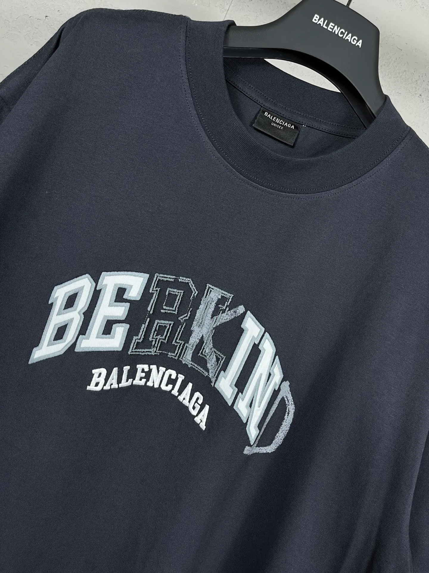 🅿️200 real photos [Top version. Official website quality] BALENCI*GA/Paris BALENCI*GA#2024 latest model, classic letter LOGO graffiti. Toothbrush embroidery short-sleeved T-shirt. Brick cabinet synchronization. Genuine products are developed and developed in the first time. Welcome to compare! The fabric is made of Paris ZP custom-woven and dyed 100% cotton double-yarn compact cotton. The weight is 260 grams. The cloth surface is clean. The cloth pattern is clear. It is soft and comfortable. It has good color fastness and is not easy to change color. The threads are woven and dyed with no color difference. The embroidery is done using imported Tajima embroidery machines. Super 12W needle and thread, three-dimensional effect, clear lines. No burrs and miscellaneous threads, ultra-high craftsmanship embroidery. The version adopts OS loose shoulder style. Same style for men and women. Code: BL223212 Color: dark blue gray. Floral gray Size: XS to L