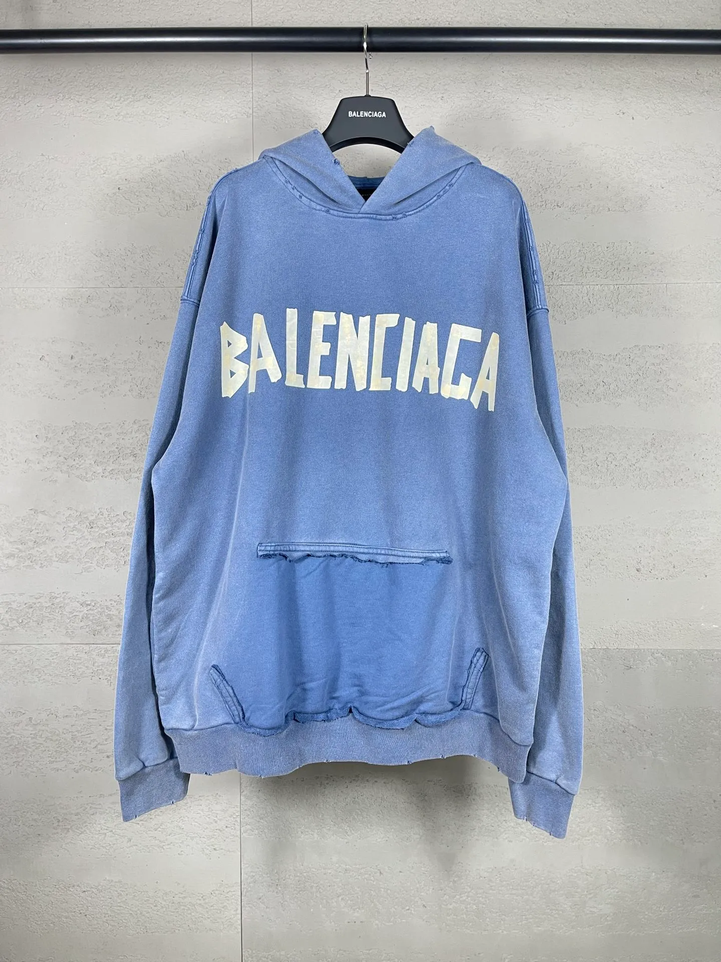 🅿️380 real photos [Top version. Official website quality] BALENCI*GA/Paris. 23ss latest classic hot model. Purchase the original board at the first time. Color. Printing. Washing. Production and authenticity. Wrong version in Jubie market. Welcome to compare. Tape direct printing. Ready-to-wear hooded sweatshirt washed and worn twice. The brick cabinet is synchronized. The fabric is made of Paris ZP custom-woven and dyed cotton sweatshirt. The weight is 450 grams. The cloth surface is clean. The cloth pattern is clear, soft and comfortable, and the threads are dyed with no color difference. The classic pattern adopts Kornit imported direct injection. The letters are clear and the effect is three-dimensional. Restored brick cabinet. The garments were washed and aged, and polished by many hands. Produced by ultra-heavy craftsmanship, special market currency. Note⚠️ZP fabric is made of fine-grained yarn. Pay attention to the big difference! Welcome to compare! The version adopts OS loose shoulder version. The same style for men and women. Code: BL238016 Color: dark gray blue, Paris blue, washed black, burgundy, fluorescent yellow, green, floral gray, sky blue, khaki Size: XS S M L