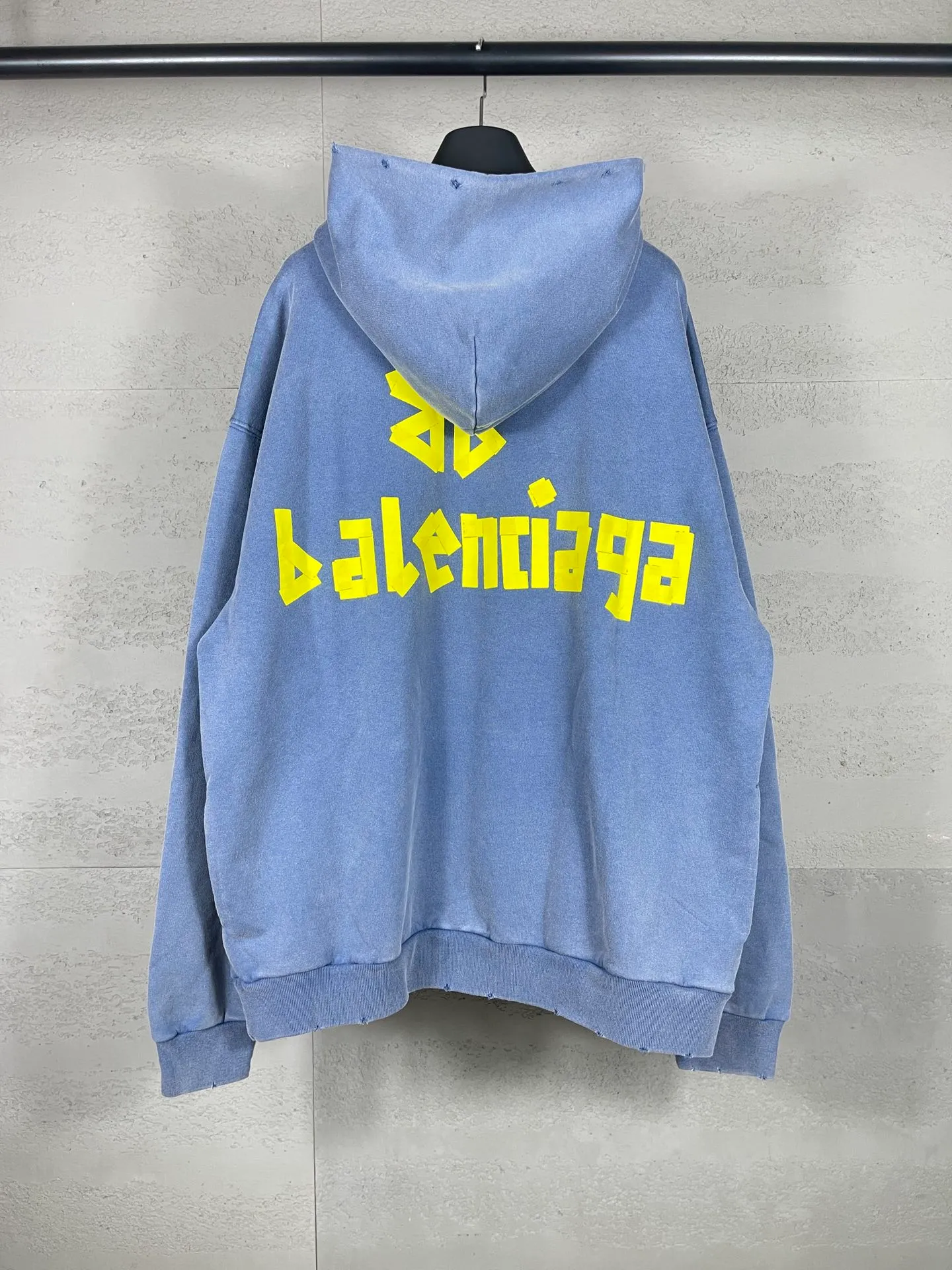 🅿️380 real photos [Top version. Official website quality] BALENCI*GA/Paris. 23ss latest classic hot model. Purchase the original board at the first time. Color. Printing. Washing. Production and authenticity. Wrong version in Jubie market. Welcome to compare. Tape direct printing. Ready-to-wear hooded sweatshirt washed and worn twice. The brick cabinet is synchronized. The fabric is made of Paris ZP custom-woven and dyed cotton sweatshirt. The weight is 450 grams. The cloth surface is clean. The cloth pattern is clear, soft and comfortable, and the threads are dyed with no color difference. The classic pattern adopts Kornit imported direct injection. The letters are clear and the effect is three-dimensional. Restored brick cabinet. The garments were washed and aged, and polished by many hands. Produced by ultra-heavy craftsmanship, special market currency. Note⚠️ZP fabric is made of fine-grained yarn. Pay attention to the big difference! Welcome to compare! The version adopts OS loose shoulder version. The same style for men and women. Code: BL238016 Color: dark gray blue, Paris blue, washed black, burgundy, fluorescent yellow, green, floral gray, sky blue, khaki Size: XS S M L
