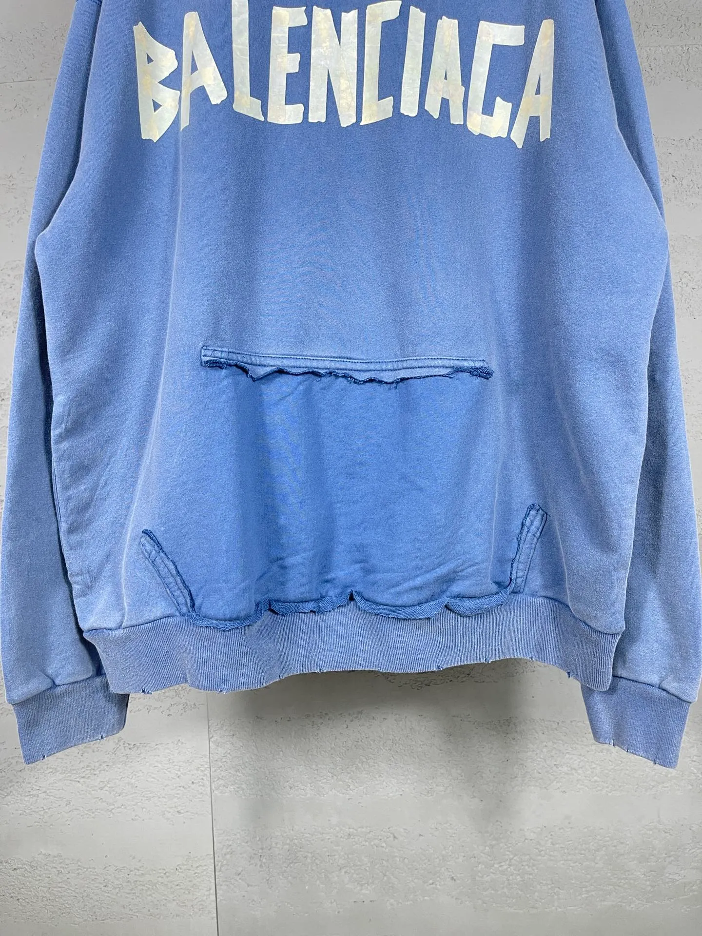 🅿️380 real photos [Top version. Official website quality] BALENCI*GA/Paris. 23ss latest classic hot model. Purchase the original board at the first time. Color. Printing. Washing. Production and authenticity. Wrong version in Jubie market. Welcome to compare. Tape direct printing. Ready-to-wear hooded sweatshirt washed and worn twice. The brick cabinet is synchronized. The fabric is made of Paris ZP custom-woven and dyed cotton sweatshirt. The weight is 450 grams. The cloth surface is clean. The cloth pattern is clear, soft and comfortable, and the threads are dyed with no color difference. The classic pattern adopts Kornit imported direct injection. The letters are clear and the effect is three-dimensional. Restored brick cabinet. The garments were washed and aged, and polished by many hands. Produced by ultra-heavy craftsmanship, special market currency. Note⚠️ZP fabric is made of fine-grained yarn. Pay attention to the big difference! Welcome to compare! The version adopts OS loose shoulder version. The same style for men and women. Code: BL238016 Color: dark gray blue, Paris blue, washed black, burgundy, fluorescent yellow, green, floral gray, sky blue, khaki Size: XS S M L
