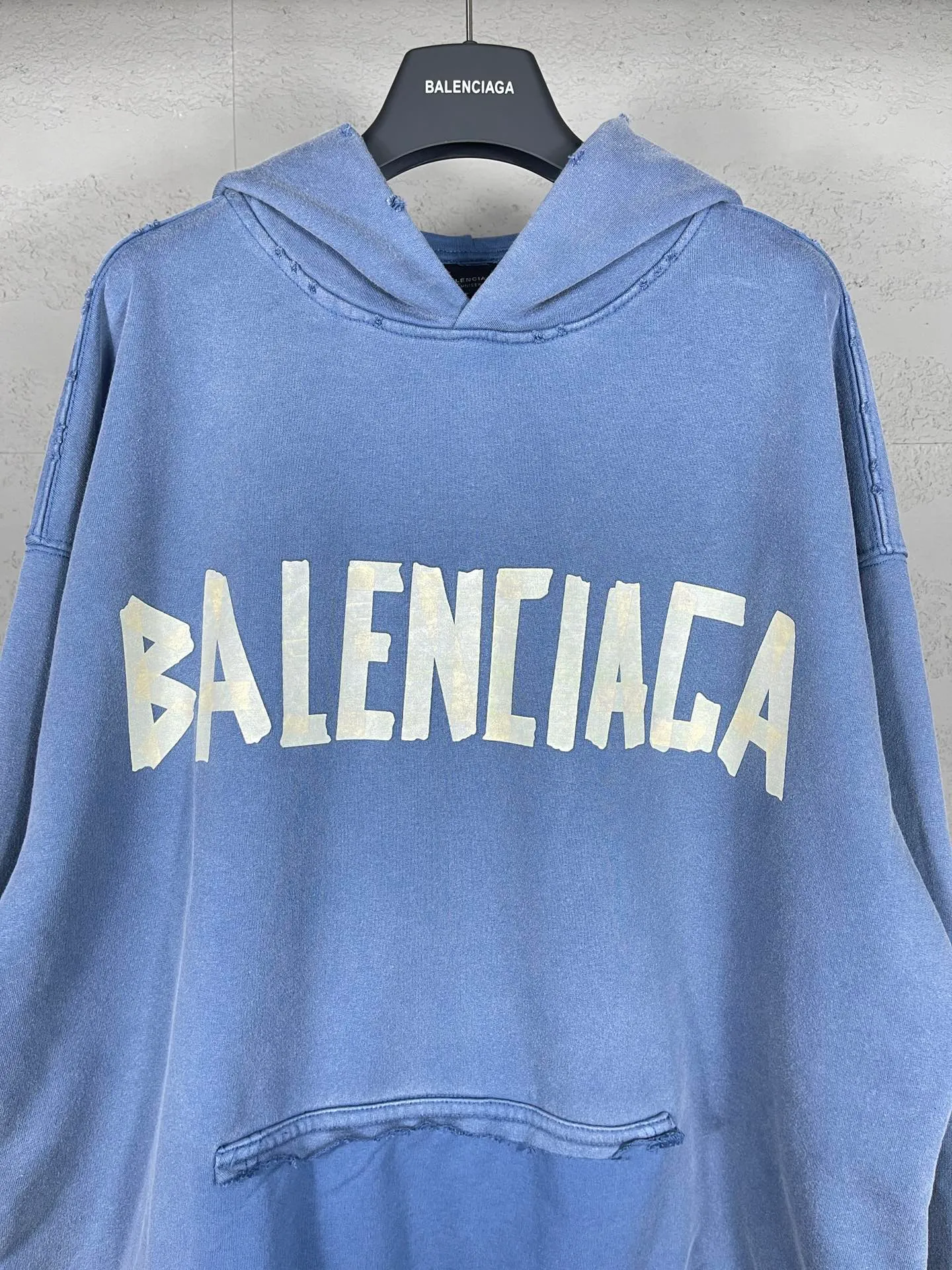 🅿️380 real photos [Top version. Official website quality] BALENCI*GA/Paris. 23ss latest classic hot model. Purchase the original board at the first time. Color. Printing. Washing. Production and authenticity. Wrong version in Jubie market. Welcome to compare. Tape direct printing. Ready-to-wear hooded sweatshirt washed and worn twice. The brick cabinet is synchronized. The fabric is made of Paris ZP custom-woven and dyed cotton sweatshirt. The weight is 450 grams. The cloth surface is clean. The cloth pattern is clear, soft and comfortable, and the threads are dyed with no color difference. The classic pattern adopts Kornit imported direct injection. The letters are clear and the effect is three-dimensional. Restored brick cabinet. The garments were washed and aged, and polished by many hands. Produced by ultra-heavy craftsmanship, special market currency. Note⚠️ZP fabric is made of fine-grained yarn. Pay attention to the big difference! Welcome to compare! The version adopts OS loose shoulder version. The same style for men and women. Code: BL238016 Color: dark gray blue, Paris blue, washed black, burgundy, fluorescent yellow, green, floral gray, sky blue, khaki Size: XS S M L