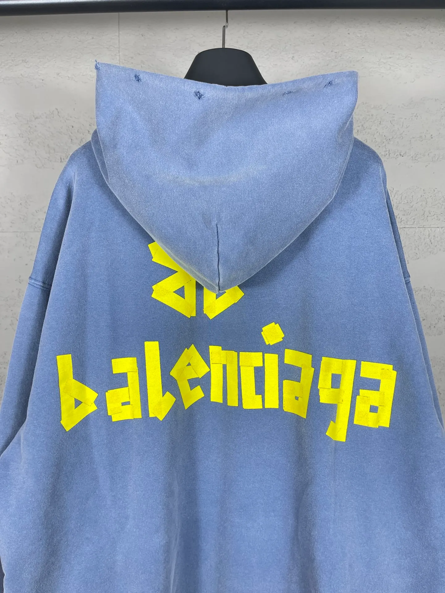 🅿️380 real photos [Top version. Official website quality] BALENCI*GA/Paris. 23ss latest classic hot model. Purchase the original board at the first time. Color. Printing. Washing. Production and authenticity. Wrong version in Jubie market. Welcome to compare. Tape direct printing. Ready-to-wear hooded sweatshirt washed and worn twice. The brick cabinet is synchronized. The fabric is made of Paris ZP custom-woven and dyed cotton sweatshirt. The weight is 450 grams. The cloth surface is clean. The cloth pattern is clear, soft and comfortable, and the threads are dyed with no color difference. The classic pattern adopts Kornit imported direct injection. The letters are clear and the effect is three-dimensional. Restored brick cabinet. The garments were washed and aged, and polished by many hands. Produced by ultra-heavy craftsmanship, special market currency. Note⚠️ZP fabric is made of fine-grained yarn. Pay attention to the big difference! Welcome to compare! The version adopts OS loose shoulder version. The same style for men and women. Code: BL238016 Color: dark gray blue, Paris blue, washed black, burgundy, fluorescent yellow, green, floral gray, sky blue, khaki Size: XS S M L
