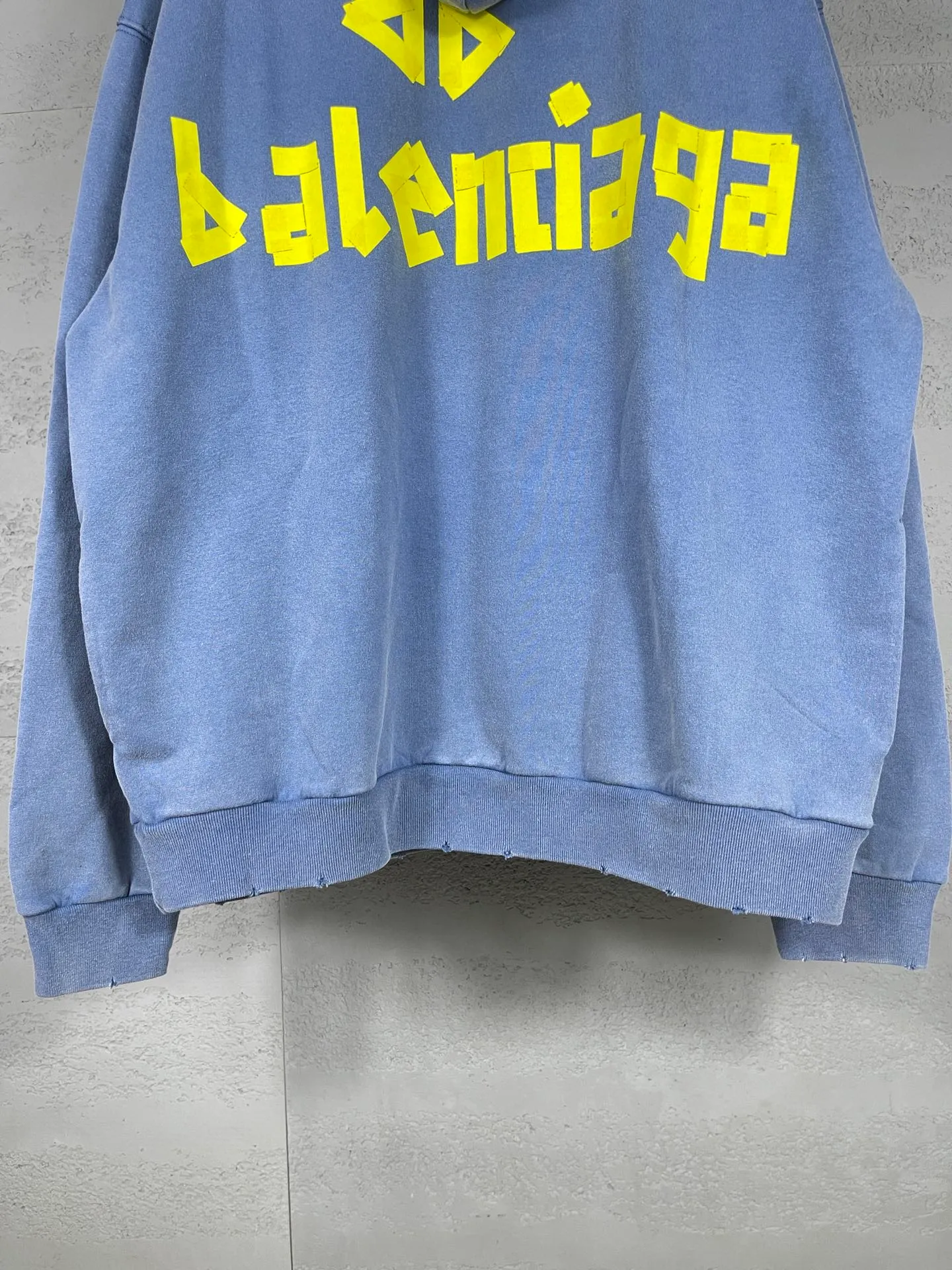 🅿️380 real photos [Top version. Official website quality] BALENCI*GA/Paris. 23ss latest classic hot model. Purchase the original board at the first time. Color. Printing. Washing. Production and authenticity. Wrong version in Jubie market. Welcome to compare. Tape direct printing. Ready-to-wear hooded sweatshirt washed and worn twice. The brick cabinet is synchronized. The fabric is made of Paris ZP custom-woven and dyed cotton sweatshirt. The weight is 450 grams. The cloth surface is clean. The cloth pattern is clear, soft and comfortable, and the threads are dyed with no color difference. The classic pattern adopts Kornit imported direct injection. The letters are clear and the effect is three-dimensional. Restored brick cabinet. The garments were washed and aged, and polished by many hands. Produced by ultra-heavy craftsmanship, special market currency. Note⚠️ZP fabric is made of fine-grained yarn. Pay attention to the big difference! Welcome to compare! The version adopts OS loose shoulder version. The same style for men and women. Code: BL238016 Color: dark gray blue, Paris blue, washed black, burgundy, fluorescent yellow, green, floral gray, sky blue, khaki Size: XS S M L