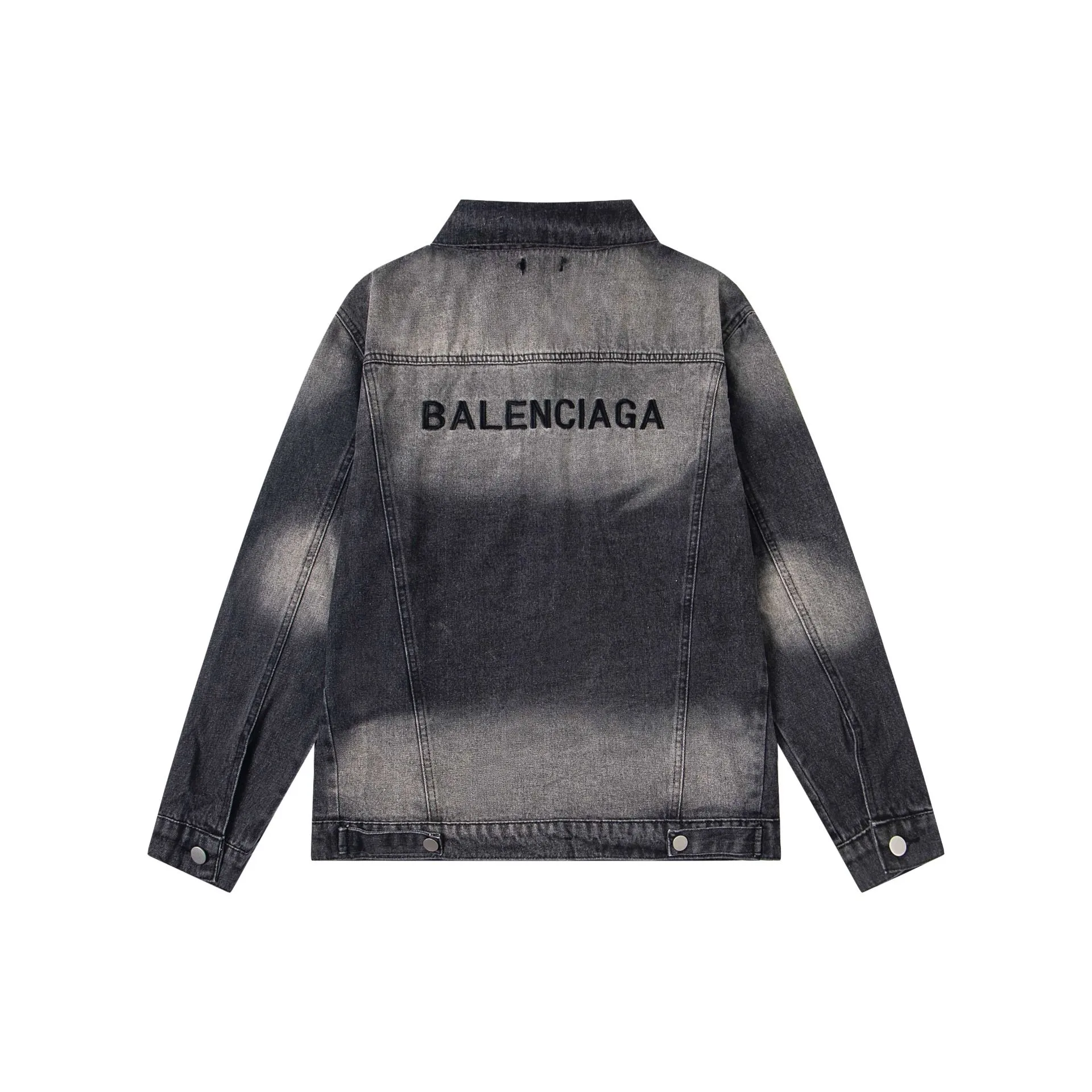 🅿️300 new model number: B155 BALENCIAGA Balenciaga washed gradient back embroidered logo denim jacket for men and women 1️⃣Using high-quality denim fabric washing process, the upper body is soft and comfortable after washing, extremely delicate, feels solid, smooth and soft. The fabric does not wrinkle, and the feel is invincible. The details are perfectly handled! 2️⃣It is very youthful and energetic, and can be easily worn by both men and women. It is very in line with the fashion aesthetic concepts of today's young people! 3️⃣ A full set of customized accessories, complete with three standards, same style for men and women, a must-have style for couples. Color: Denim Black Size: S, M, L, XL