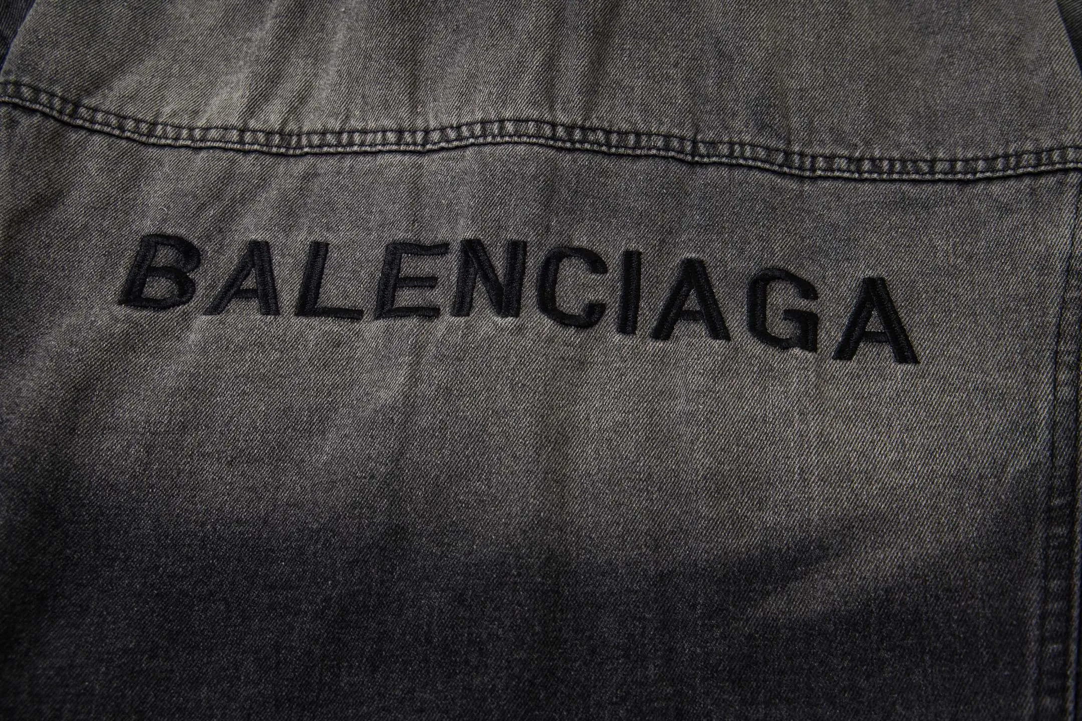 🅿️300 new model number: B155 BALENCIAGA Balenciaga washed gradient back embroidered logo denim jacket for men and women 1️⃣Using high-quality denim fabric washing process, the upper body is soft and comfortable after washing, extremely delicate, feels solid, smooth and soft. The fabric does not wrinkle, and the feel is invincible. The details are perfectly handled! 2️⃣It is very youthful and energetic, and can be easily worn by both men and women. It is very in line with the fashion aesthetic concepts of today's young people! 3️⃣ A full set of customized accessories, complete with three standards, same style for men and women, a must-have style for couples. Color: Denim Black Size: S, M, L, XL