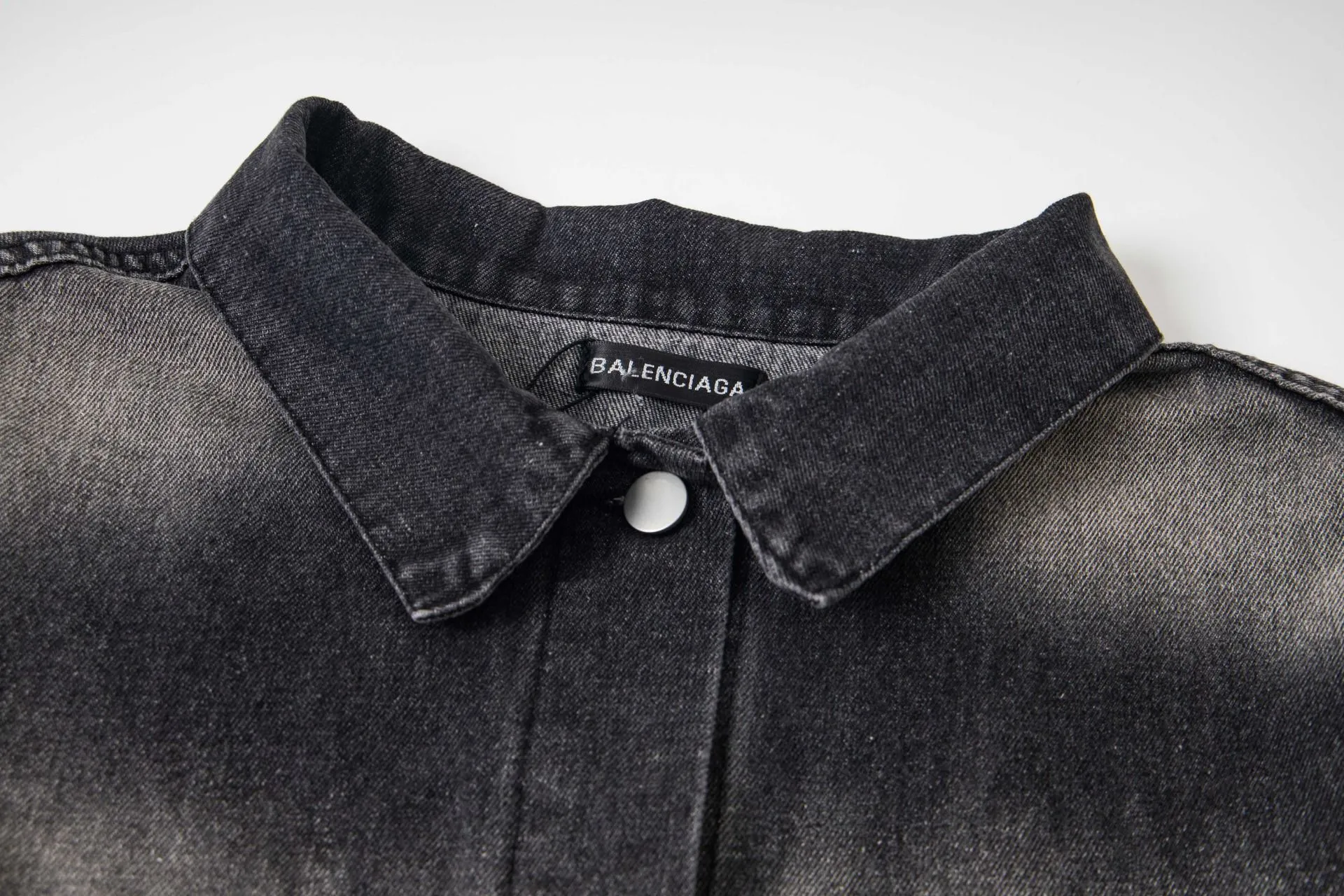 🅿️300 new model number: B155 BALENCIAGA Balenciaga washed gradient back embroidered logo denim jacket for men and women 1️⃣Using high-quality denim fabric washing process, the upper body is soft and comfortable after washing, extremely delicate, feels solid, smooth and soft. The fabric does not wrinkle, and the feel is invincible. The details are perfectly handled! 2️⃣It is very youthful and energetic, and can be easily worn by both men and women. It is very in line with the fashion aesthetic concepts of today's young people! 3️⃣ A full set of customized accessories, complete with three standards, same style for men and women, a must-have style for couples. Color: Denim Black Size: S, M, L, XL