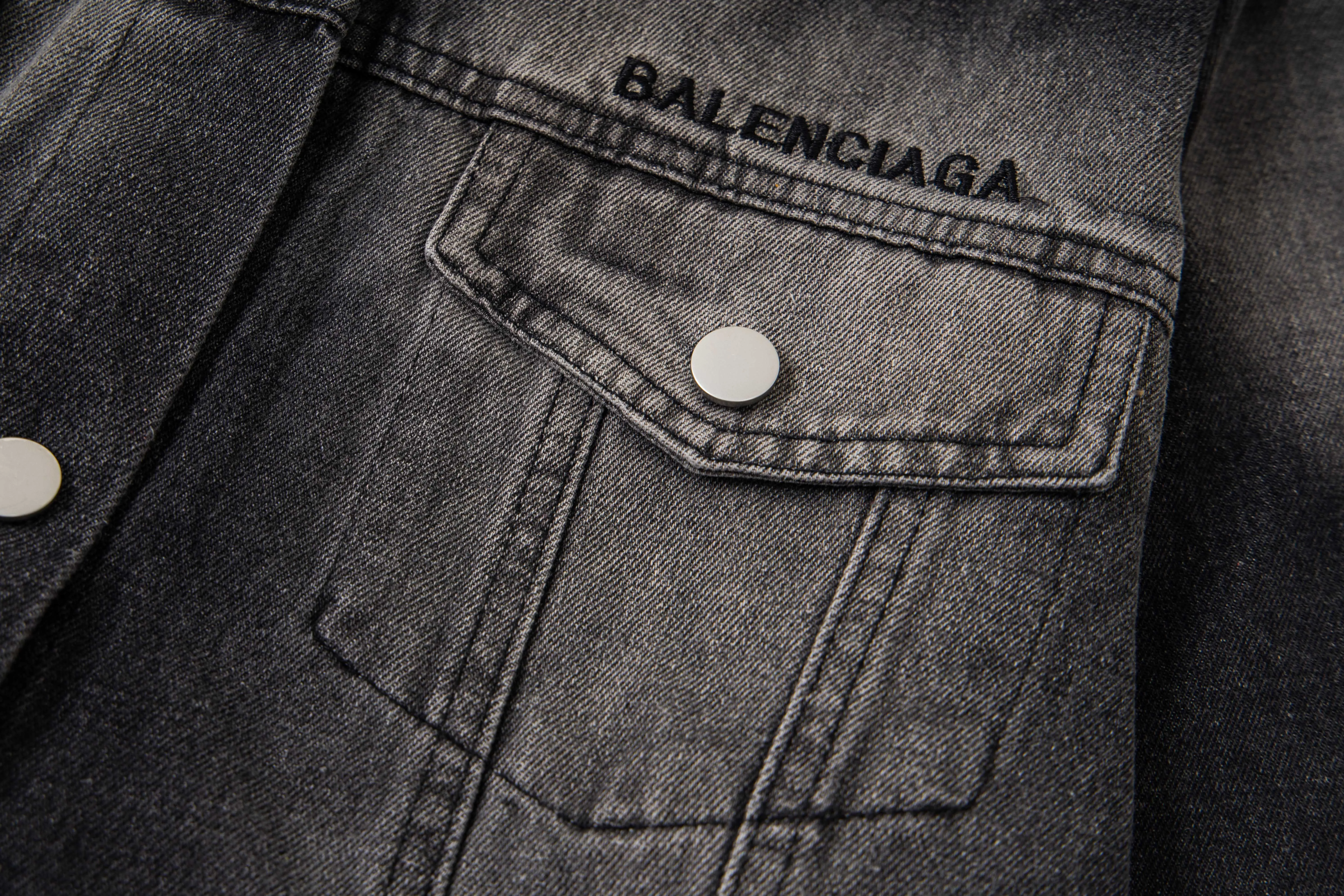 🅿️300 new model number: B155 BALENCIAGA Balenciaga washed gradient back embroidered logo denim jacket for men and women 1️⃣Using high-quality denim fabric washing process, the upper body is soft and comfortable after washing, extremely delicate, feels solid, smooth and soft. The fabric does not wrinkle, and the feel is invincible. The details are perfectly handled! 2️⃣It is very youthful and energetic, and can be easily worn by both men and women. It is very in line with the fashion aesthetic concepts of today's young people! 3️⃣ A full set of customized accessories, complete with three standards, same style for men and women, a must-have style for couples. Color: Denim Black Size: S, M, L, XL