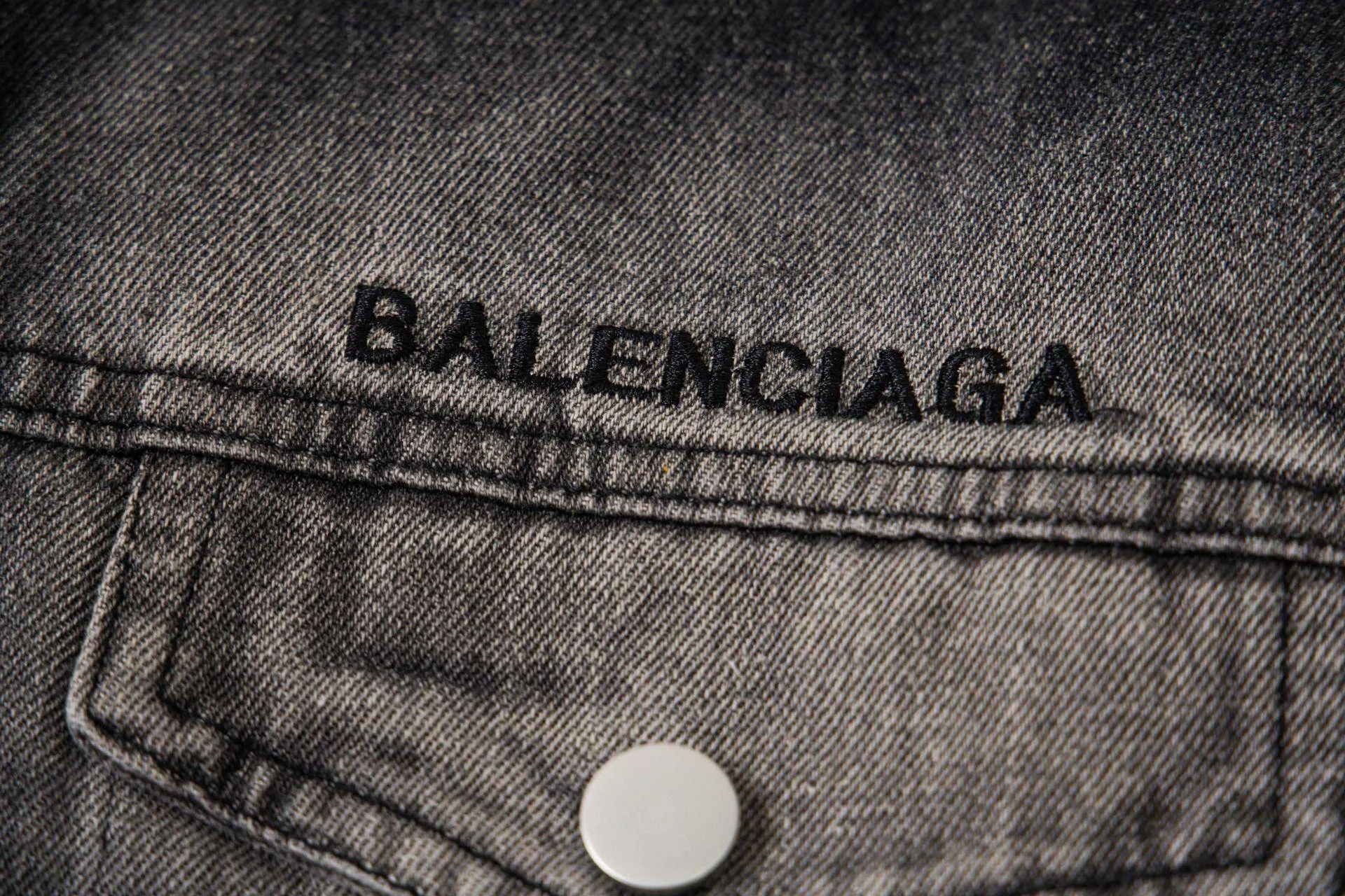 🅿️300 new model number: B155 BALENCIAGA Balenciaga washed gradient back embroidered logo denim jacket for men and women 1️⃣Using high-quality denim fabric washing process, the upper body is soft and comfortable after washing, extremely delicate, feels solid, smooth and soft. The fabric does not wrinkle, and the feel is invincible. The details are perfectly handled! 2️⃣It is very youthful and energetic, and can be easily worn by both men and women. It is very in line with the fashion aesthetic concepts of today's young people! 3️⃣ A full set of customized accessories, complete with three standards, same style for men and women, a must-have style for couples. Color: Denim Black Size: S, M, L, XL